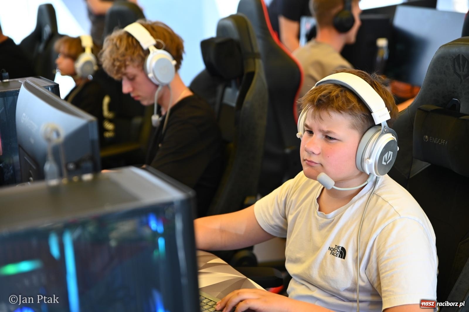 Zdjęcie w galerii na portalu naszraciborz.pl: Zamek Piastowski zamienił się w centrum gamingu. Kilkanaście tysięcy osób na VII Raciborskim Festiwalu Gamingowym wiadomości z regionu