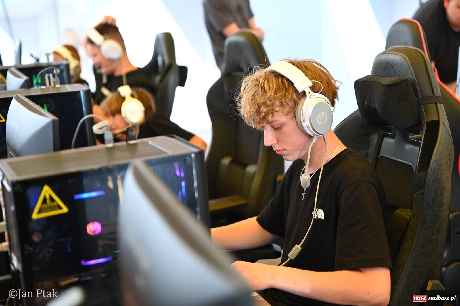 Zdjęcie w galerii na portalu naszraciborz.pl: Zamek Piastowski zamienił się w centrum gamingu. Kilkanaście tysięcy osób na VII Raciborskim Festiwalu Gamingowym wiadomości z regionu