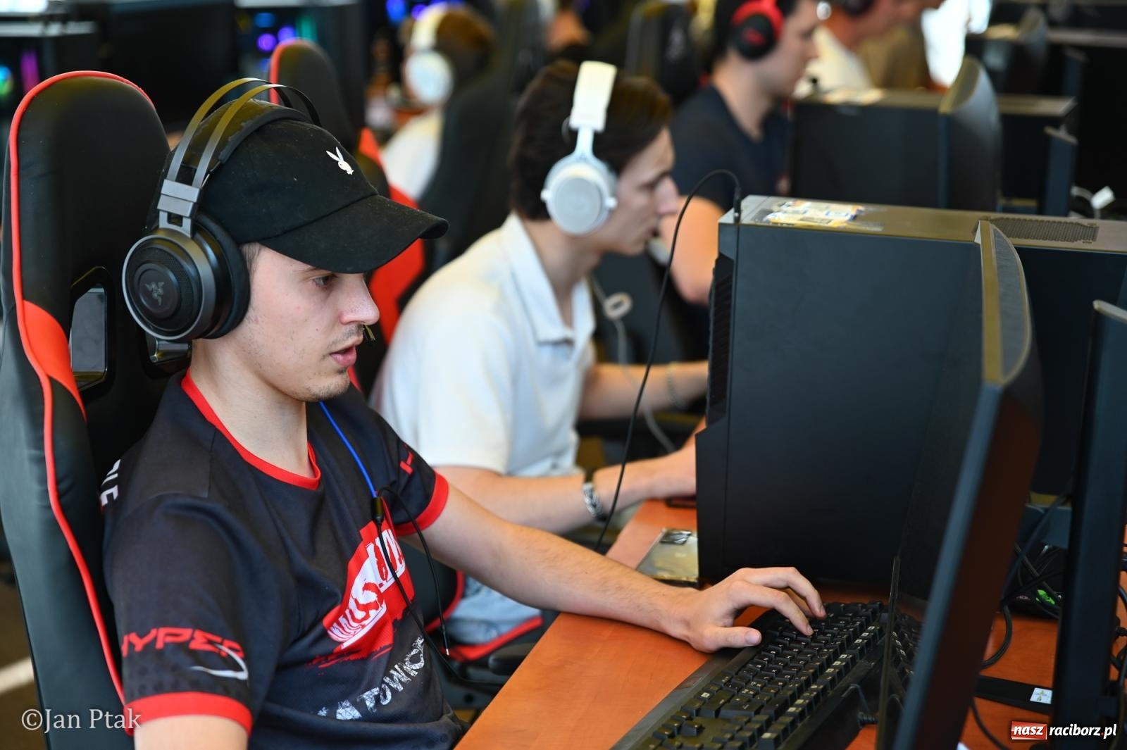 Zdjęcie w galerii na portalu naszraciborz.pl: Zamek Piastowski zamienił się w centrum gamingu. Kilkanaście tysięcy osób na VII Raciborskim Festiwalu Gamingowym wiadomości z regionu