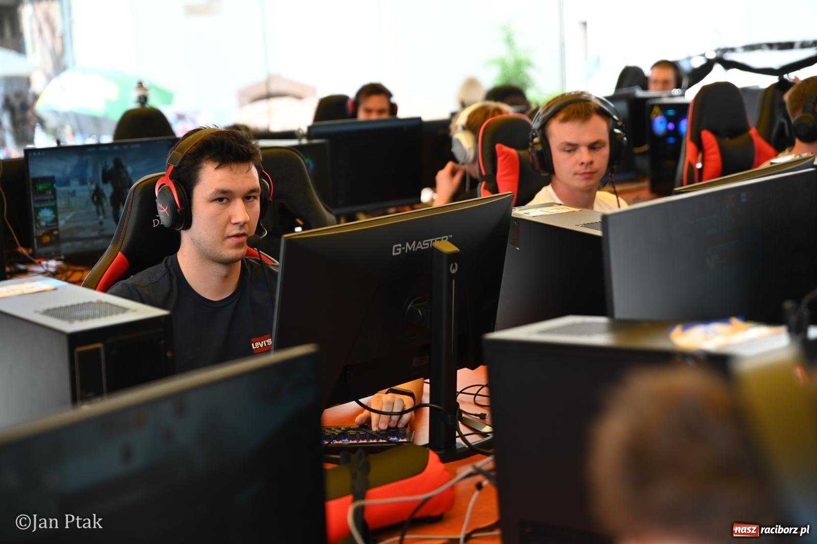 Zdjęcie w galerii na portalu naszraciborz.pl: Zamek Piastowski zamienił się w centrum gamingu. Kilkanaście tysięcy osób na VII Raciborskim Festiwalu Gamingowym wiadomości z regionu