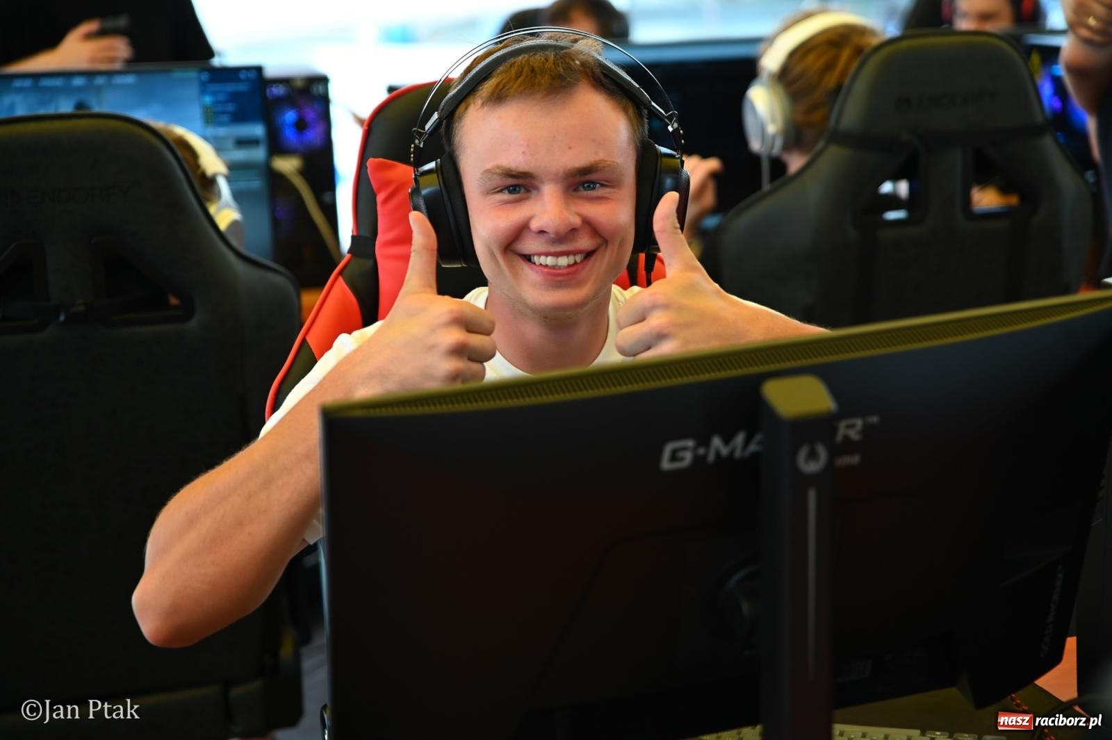Zdjęcie w galerii na portalu naszraciborz.pl: Zamek Piastowski zamienił się w centrum gamingu. Kilkanaście tysięcy osób na VII Raciborskim Festiwalu Gamingowym wiadomości z regionu