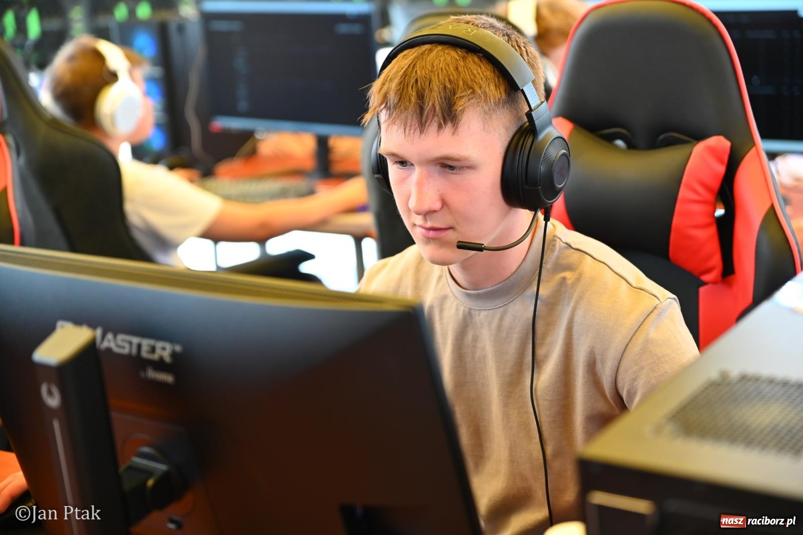 Zdjęcie w galerii na portalu naszraciborz.pl: Zamek Piastowski zamienił się w centrum gamingu. Kilkanaście tysięcy osób na VII Raciborskim Festiwalu Gamingowym wiadomości z regionu