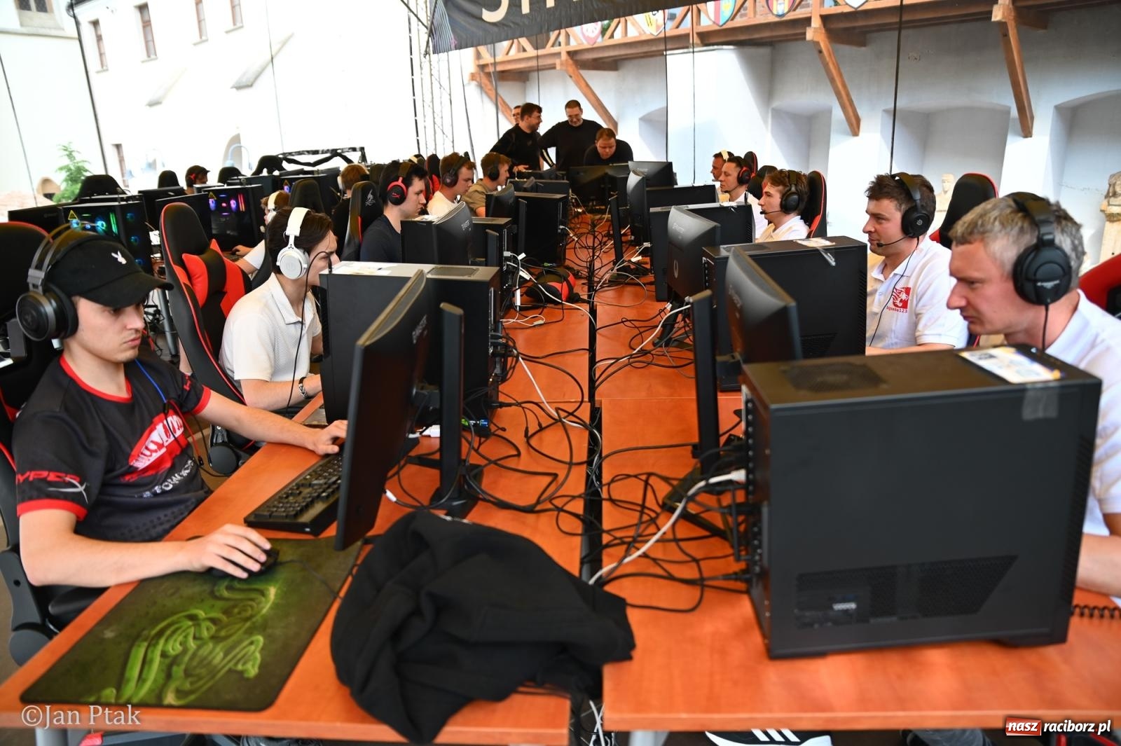 Zdjęcie w galerii na portalu naszraciborz.pl: Zamek Piastowski zamienił się w centrum gamingu. Kilkanaście tysięcy osób na VII Raciborskim Festiwalu Gamingowym wiadomości z regionu