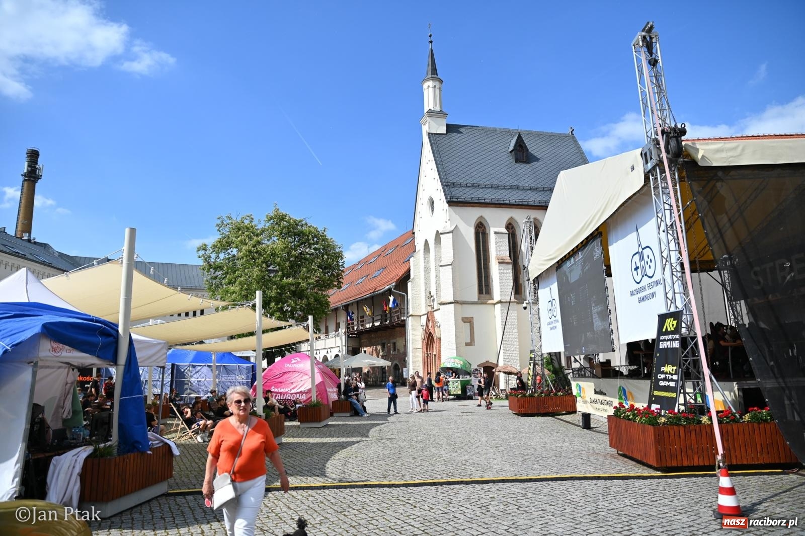 Zdjęcie w galerii na portalu naszraciborz.pl: Zamek Piastowski zamienił się w centrum gamingu. Kilkanaście tysięcy osób na VII Raciborskim Festiwalu Gamingowym wiadomości z regionu