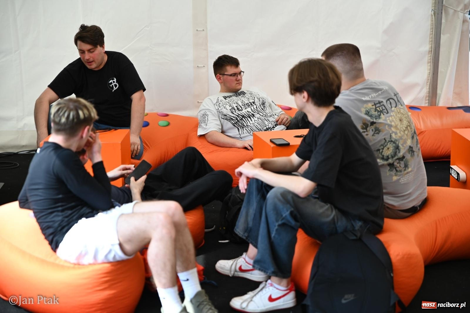 Zdjęcie w galerii na portalu naszraciborz.pl: Zamek Piastowski zamienił się w centrum gamingu. Kilkanaście tysięcy osób na VII Raciborskim Festiwalu Gamingowym wiadomości z regionu