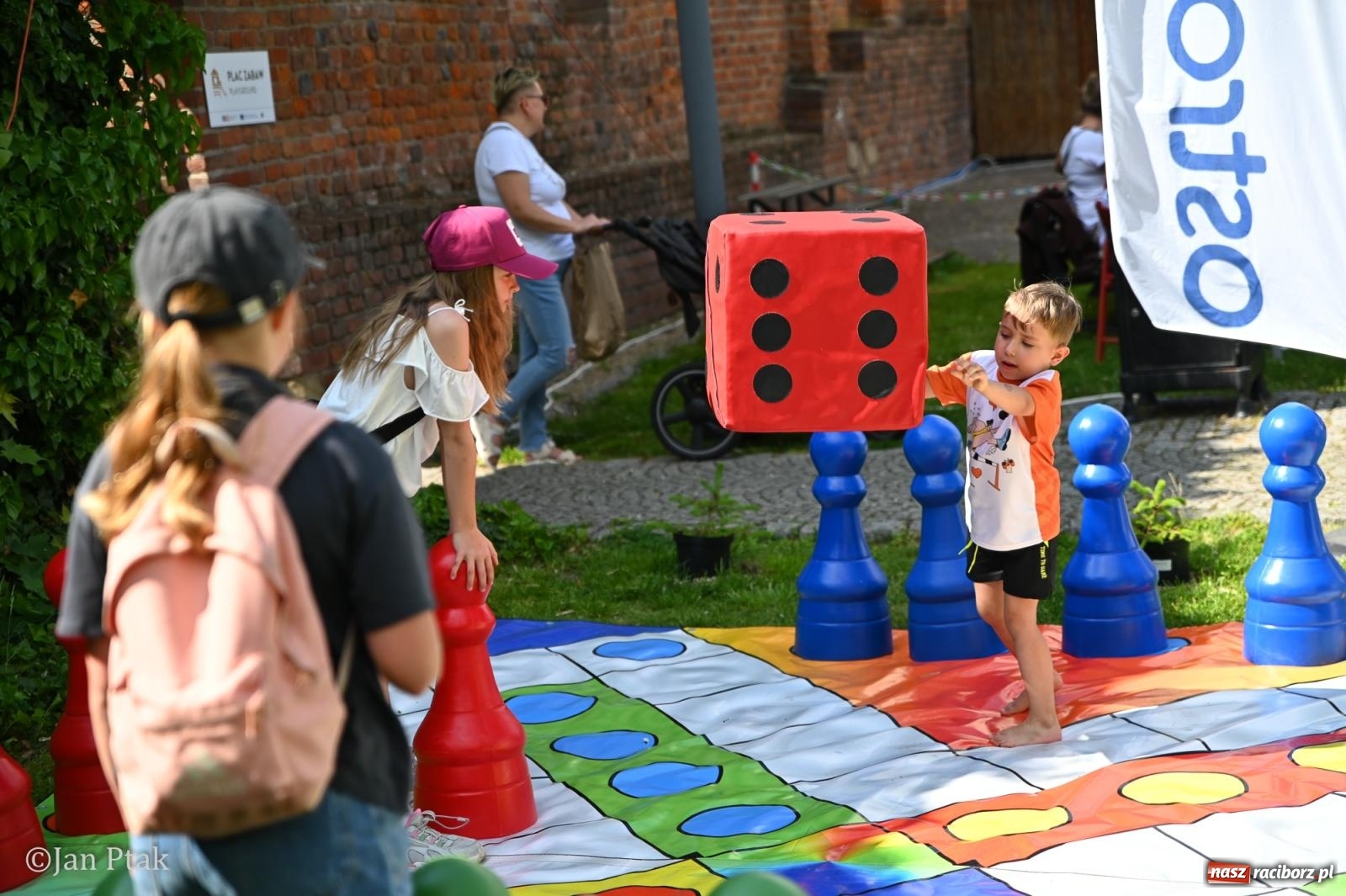 Zdjęcie w galerii na portalu naszraciborz.pl: Zamek Piastowski zamienił się w centrum gamingu. Kilkanaście tysięcy osób na VII Raciborskim Festiwalu Gamingowym wiadomości z regionu