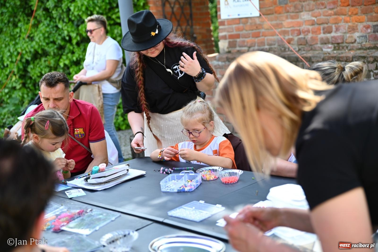 Zdjęcie w galerii na portalu naszraciborz.pl: Zamek Piastowski zamienił się w centrum gamingu. Kilkanaście tysięcy osób na VII Raciborskim Festiwalu Gamingowym wiadomości z regionu