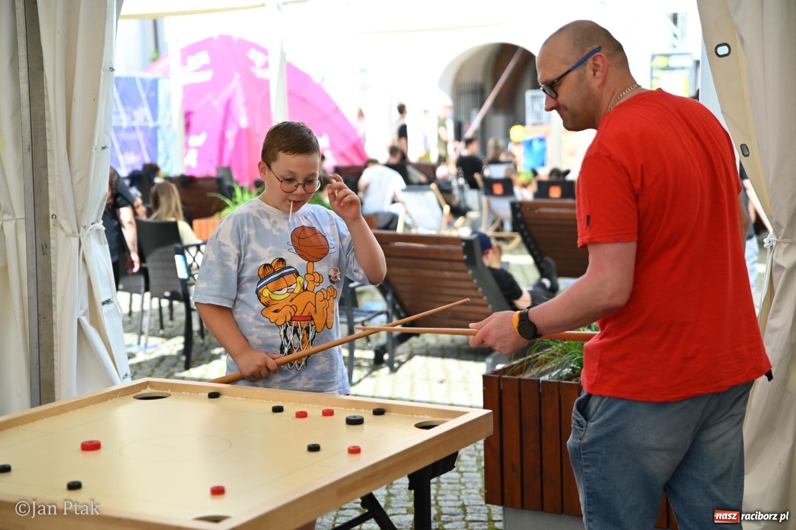 Zdjęcie w galerii na portalu naszraciborz.pl: Zamek Piastowski zamienił się w centrum gamingu. Kilkanaście tysięcy osób na VII Raciborskim Festiwalu Gamingowym wiadomości z regionu