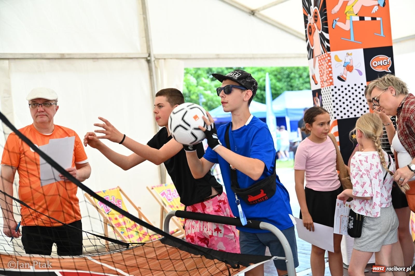 Zdjęcie w galerii na portalu naszraciborz.pl: Zamek Piastowski zamienił się w centrum gamingu. Kilkanaście tysięcy osób na VII Raciborskim Festiwalu Gamingowym wiadomości z regionu