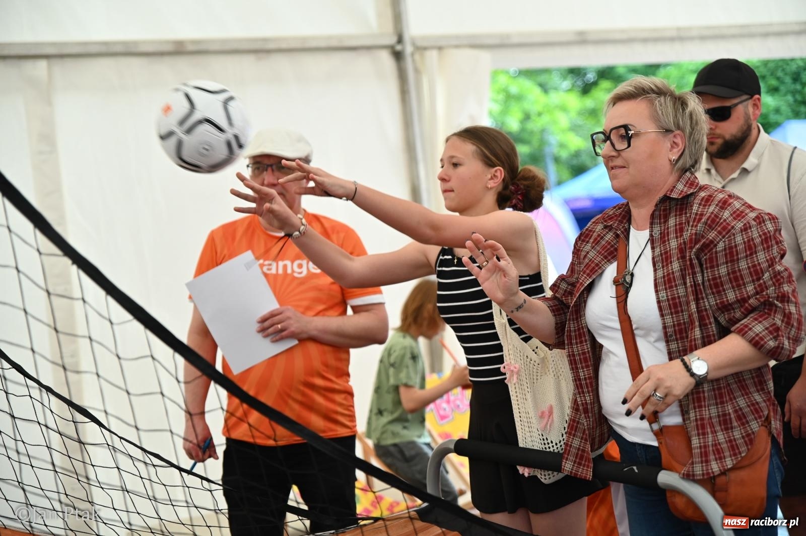 Zdjęcie w galerii na portalu naszraciborz.pl: Zamek Piastowski zamienił się w centrum gamingu. Kilkanaście tysięcy osób na VII Raciborskim Festiwalu Gamingowym wiadomości z regionu