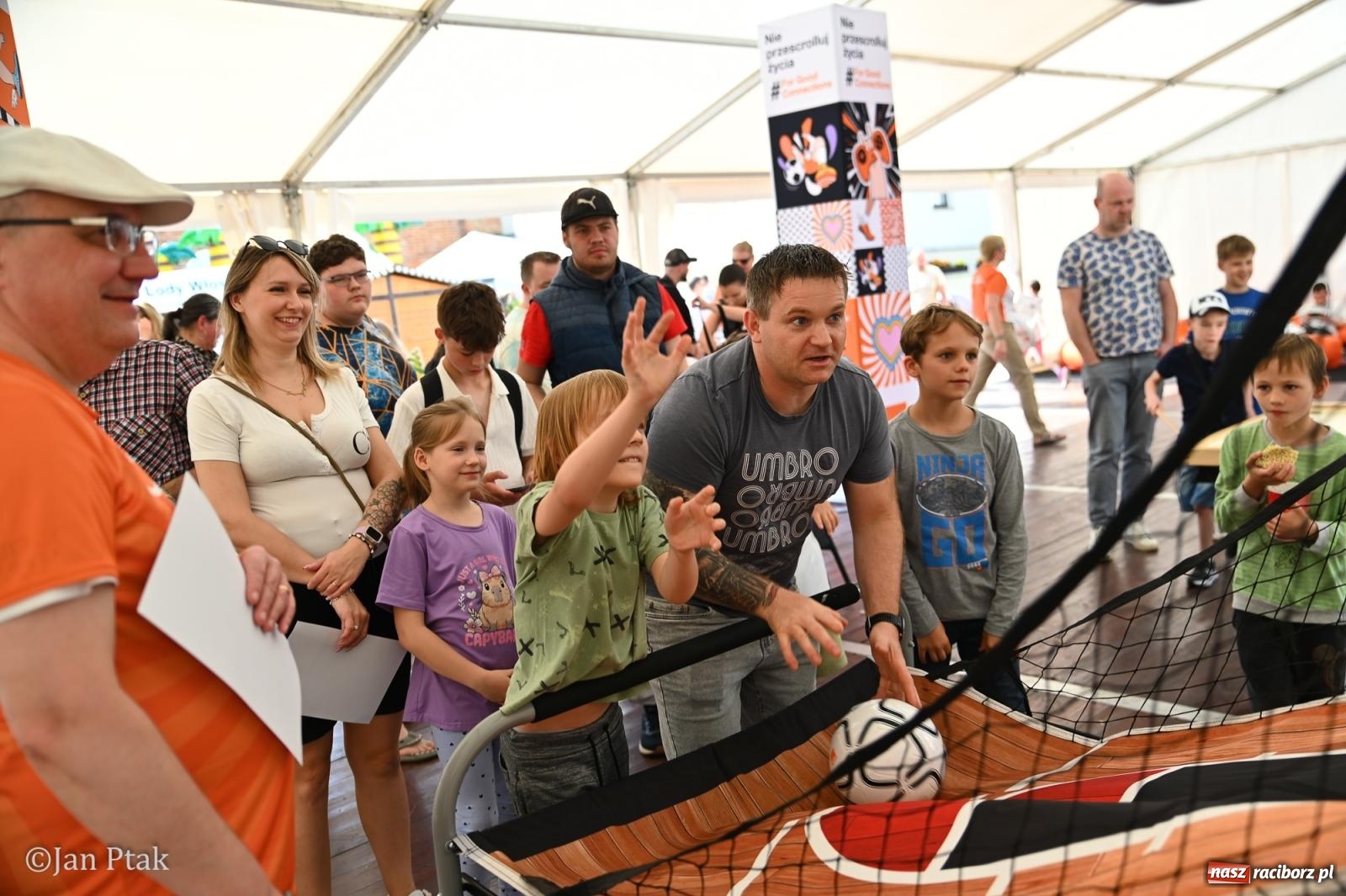 Zdjęcie w galerii na portalu naszraciborz.pl: Zamek Piastowski zamienił się w centrum gamingu. Kilkanaście tysięcy osób na VII Raciborskim Festiwalu Gamingowym wiadomości z regionu