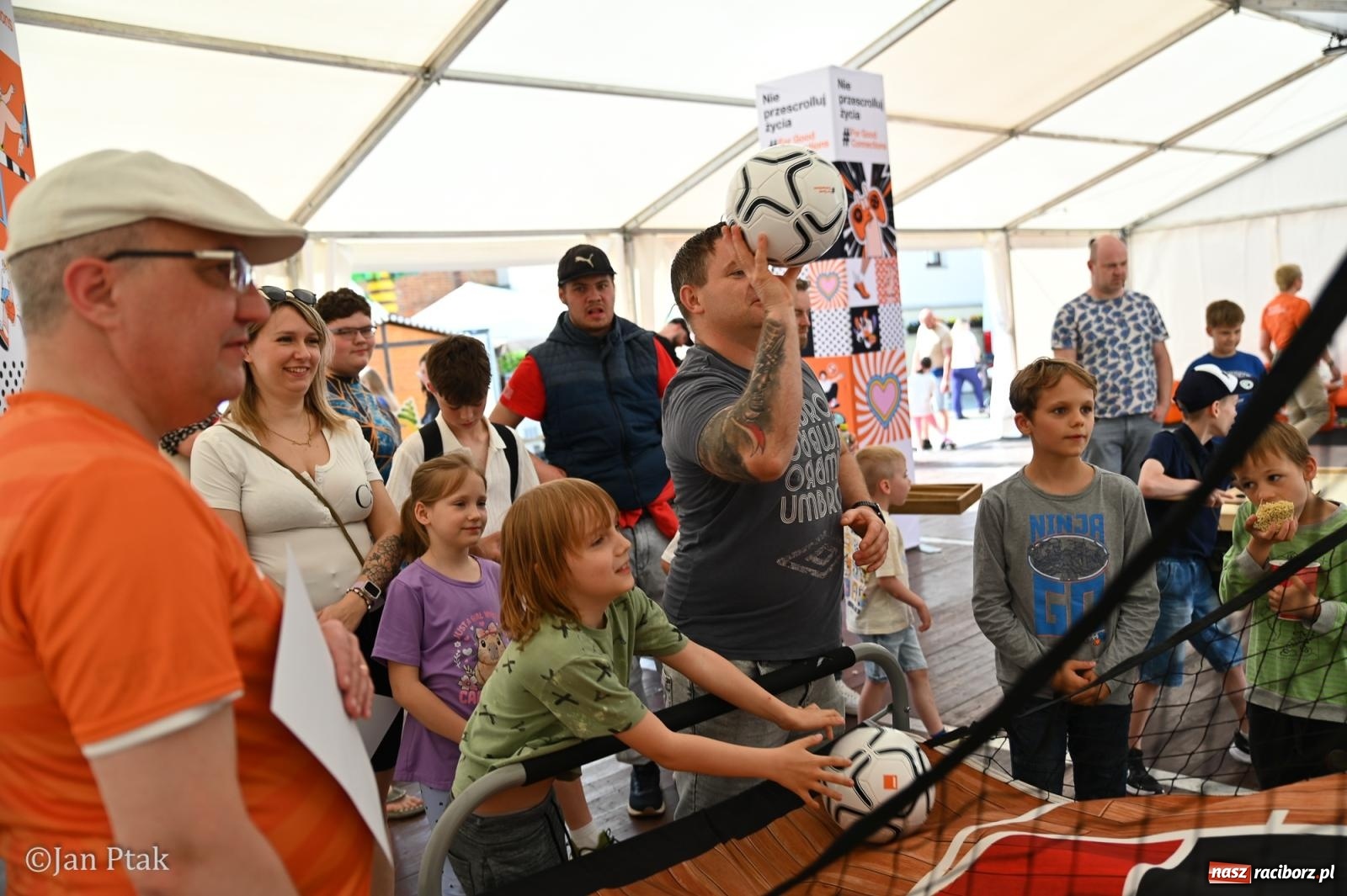 Zdjęcie w galerii na portalu naszraciborz.pl: Zamek Piastowski zamienił się w centrum gamingu. Kilkanaście tysięcy osób na VII Raciborskim Festiwalu Gamingowym wiadomości z regionu