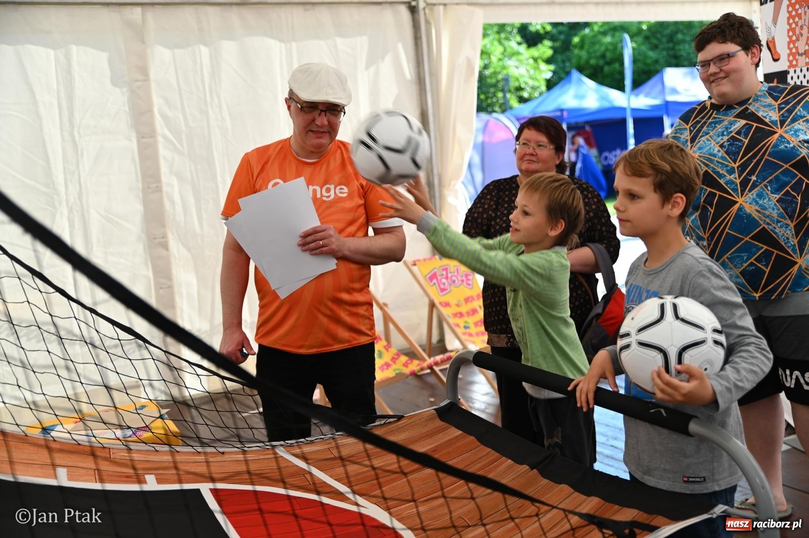 Zdjęcie w galerii na portalu naszraciborz.pl: Zamek Piastowski zamienił się w centrum gamingu. Kilkanaście tysięcy osób na VII Raciborskim Festiwalu Gamingowym wiadomości z regionu