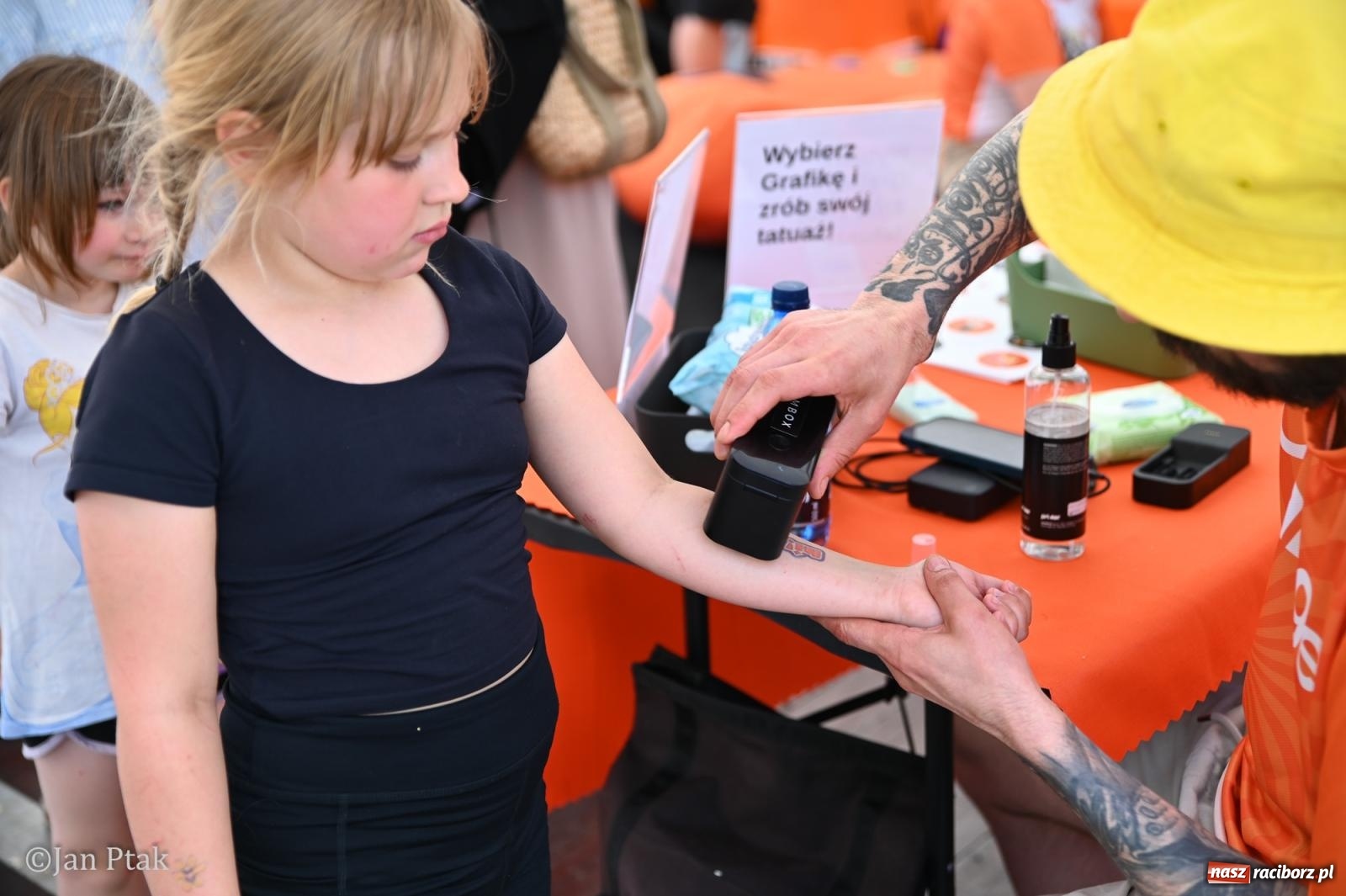 Zdjęcie w galerii na portalu naszraciborz.pl: Zamek Piastowski zamienił się w centrum gamingu. Kilkanaście tysięcy osób na VII Raciborskim Festiwalu Gamingowym wiadomości z regionu