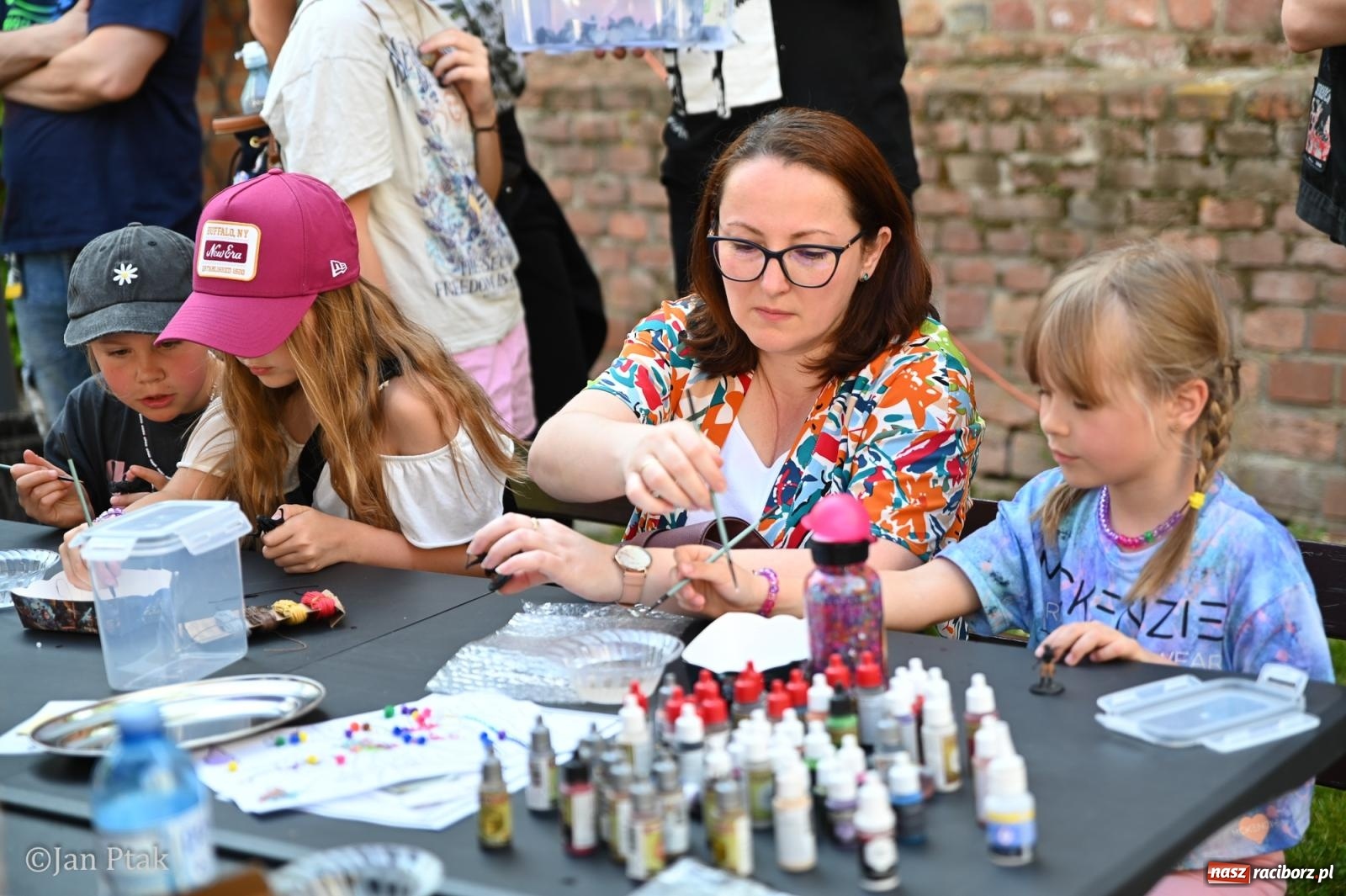Zdjęcie w galerii na portalu naszraciborz.pl: Zamek Piastowski zamienił się w centrum gamingu. Kilkanaście tysięcy osób na VII Raciborskim Festiwalu Gamingowym wiadomości z regionu