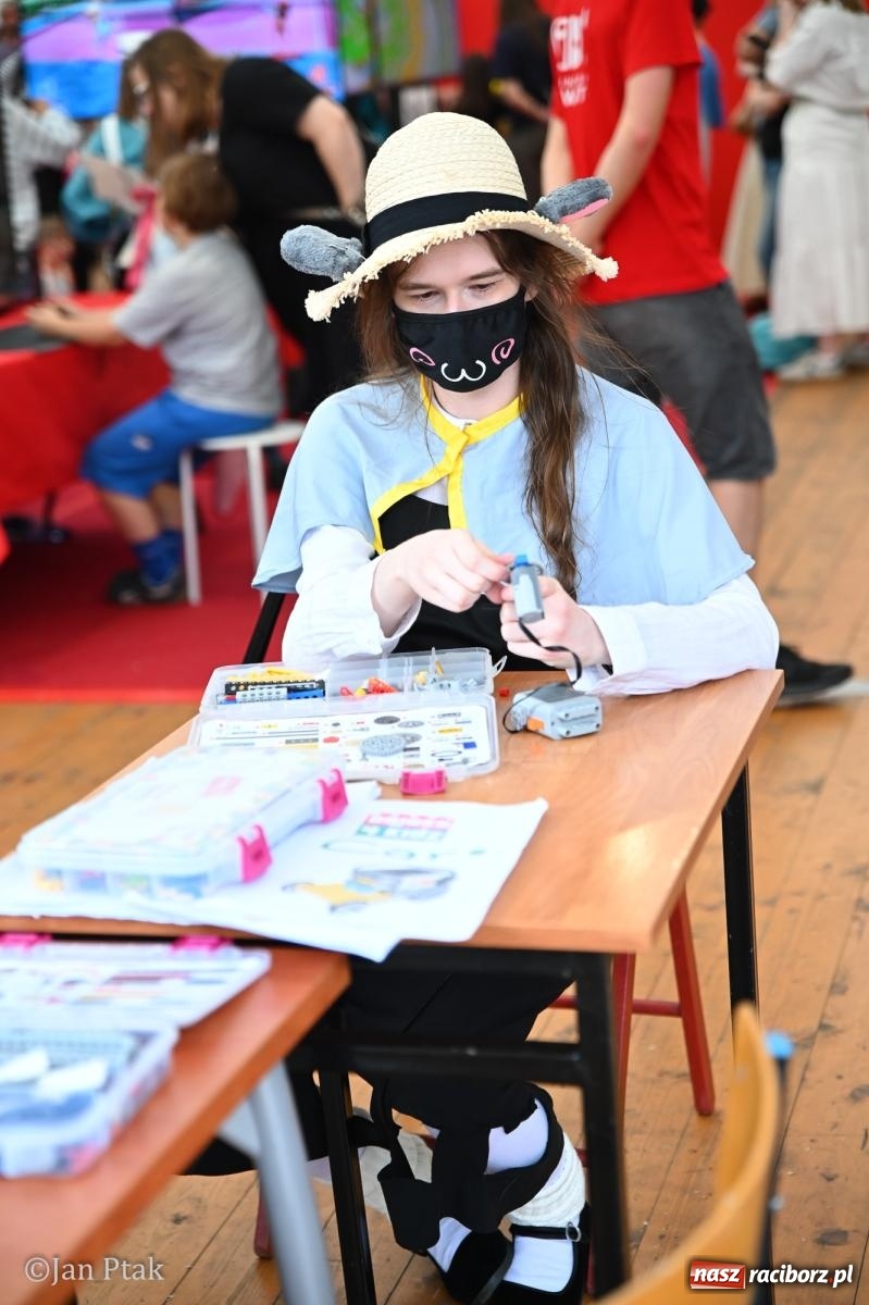 Zdjęcie w galerii na portalu naszraciborz.pl: Zamek Piastowski zamienił się w centrum gamingu. Kilkanaście tysięcy osób na VII Raciborskim Festiwalu Gamingowym wiadomości z regionu