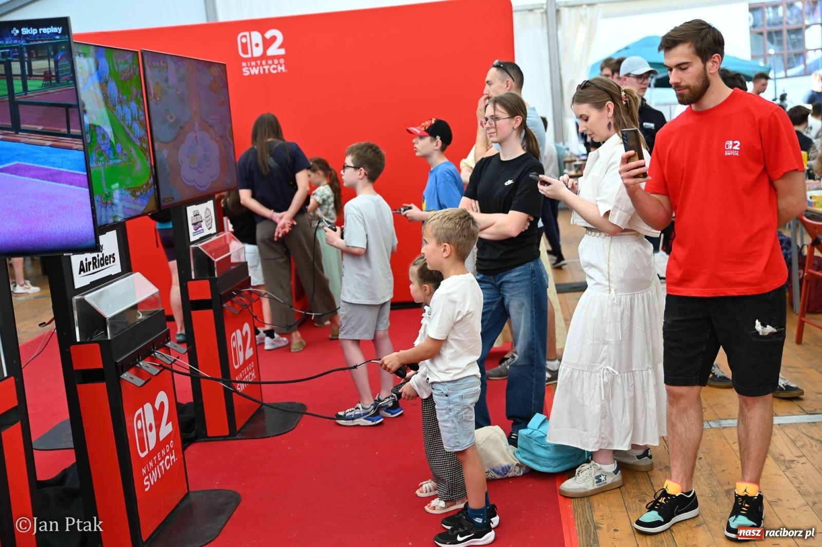 Zdjęcie w galerii na portalu naszraciborz.pl: Zamek Piastowski zamienił się w centrum gamingu. Kilkanaście tysięcy osób na VII Raciborskim Festiwalu Gamingowym wiadomości z regionu