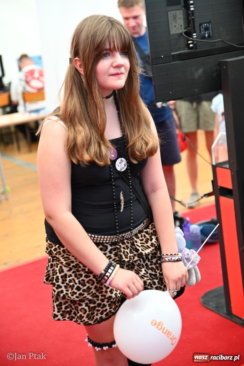 Zdjęcie w galerii na portalu naszraciborz.pl: Zamek Piastowski zamienił się w centrum gamingu. Kilkanaście tysięcy osób na VII Raciborskim Festiwalu Gamingowym wiadomości z regionu
