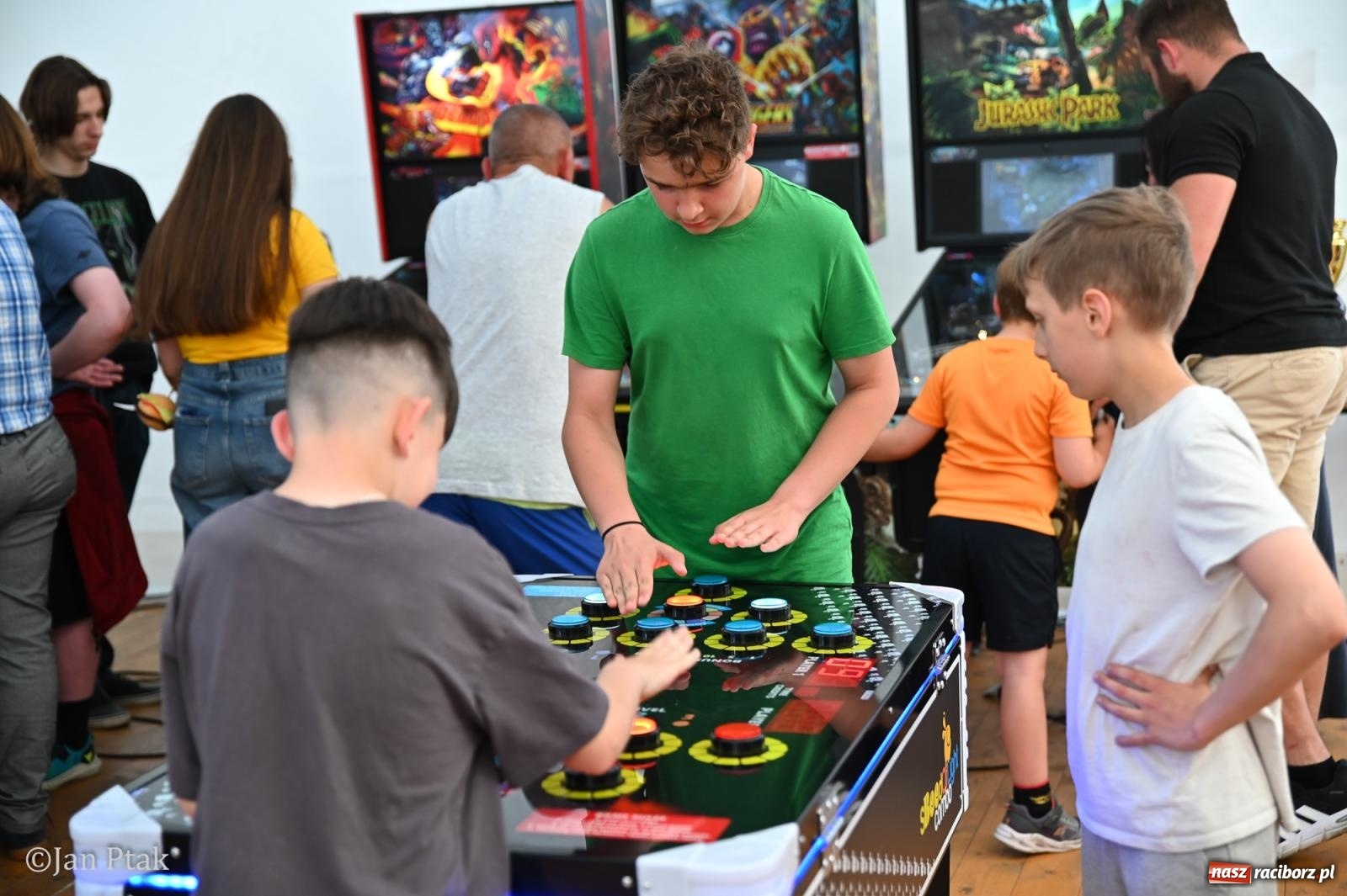 Zdjęcie w galerii na portalu naszraciborz.pl: Zamek Piastowski zamienił się w centrum gamingu. Kilkanaście tysięcy osób na VII Raciborskim Festiwalu Gamingowym wiadomości z regionu