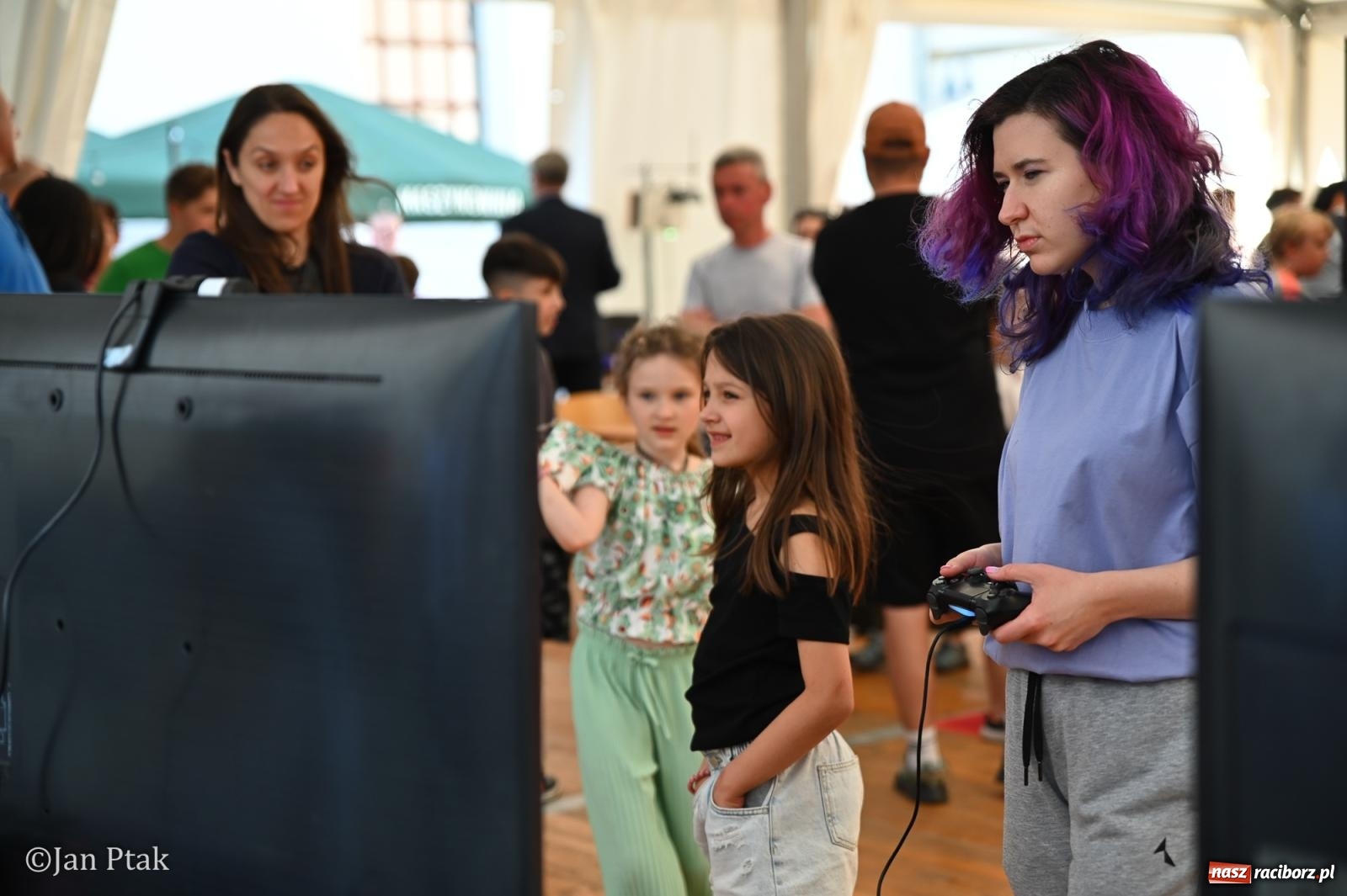 Zdjęcie w galerii na portalu naszraciborz.pl: Zamek Piastowski zamienił się w centrum gamingu. Kilkanaście tysięcy osób na VII Raciborskim Festiwalu Gamingowym wiadomości z regionu