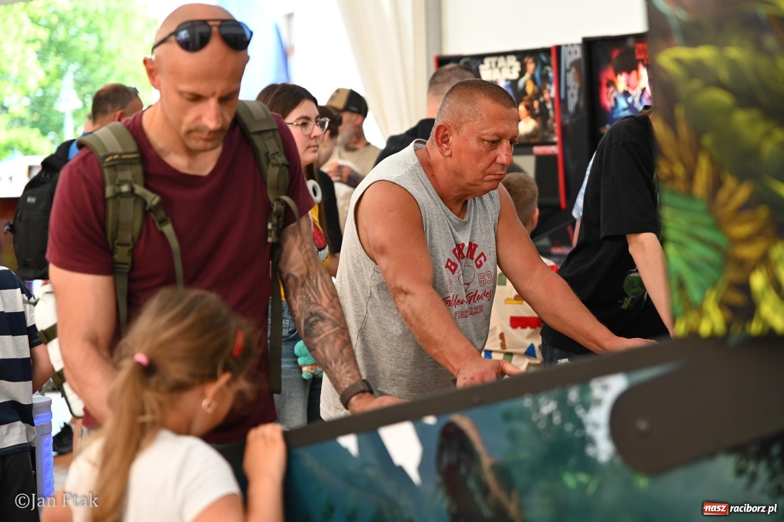 Zdjęcie w galerii na portalu naszraciborz.pl: Zamek Piastowski zamienił się w centrum gamingu. Kilkanaście tysięcy osób na VII Raciborskim Festiwalu Gamingowym wiadomości z regionu