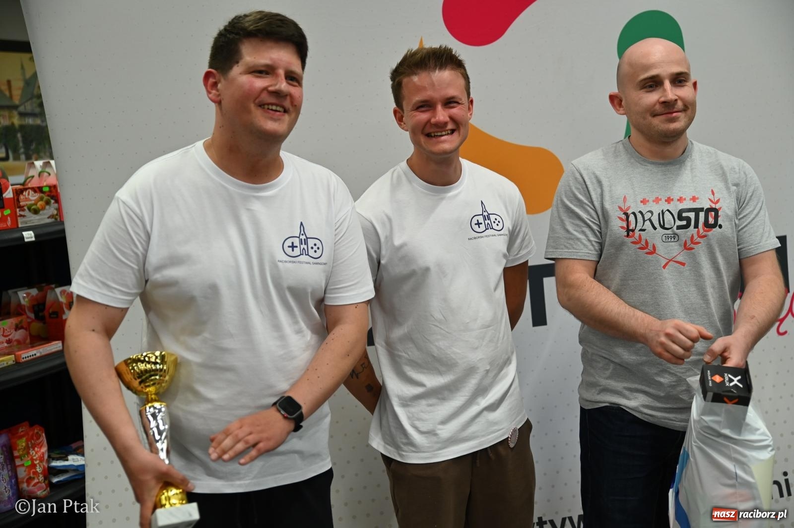 Zdjęcie w galerii na portalu naszraciborz.pl: Zamek Piastowski zamienił się w centrum gamingu. Kilkanaście tysięcy osób na VII Raciborskim Festiwalu Gamingowym wiadomości z regionu