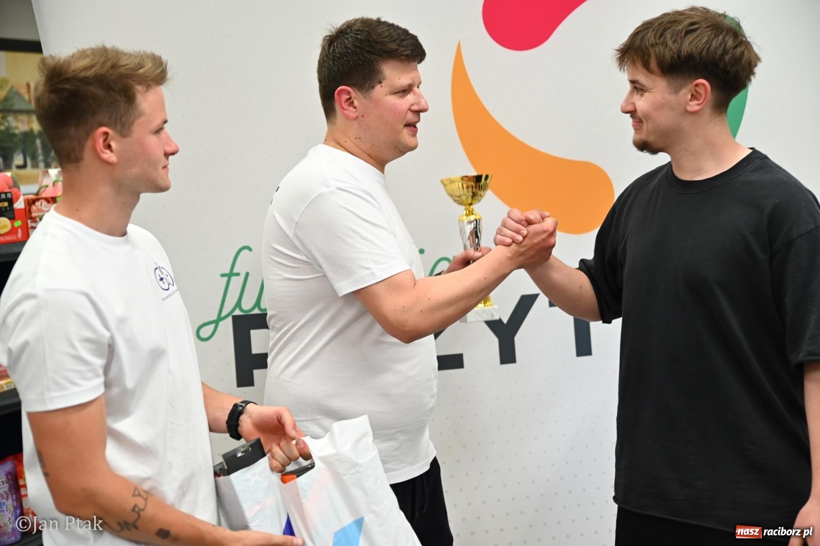 Zdjęcie w galerii na portalu naszraciborz.pl: Zamek Piastowski zamienił się w centrum gamingu. Kilkanaście tysięcy osób na VII Raciborskim Festiwalu Gamingowym wiadomości z regionu