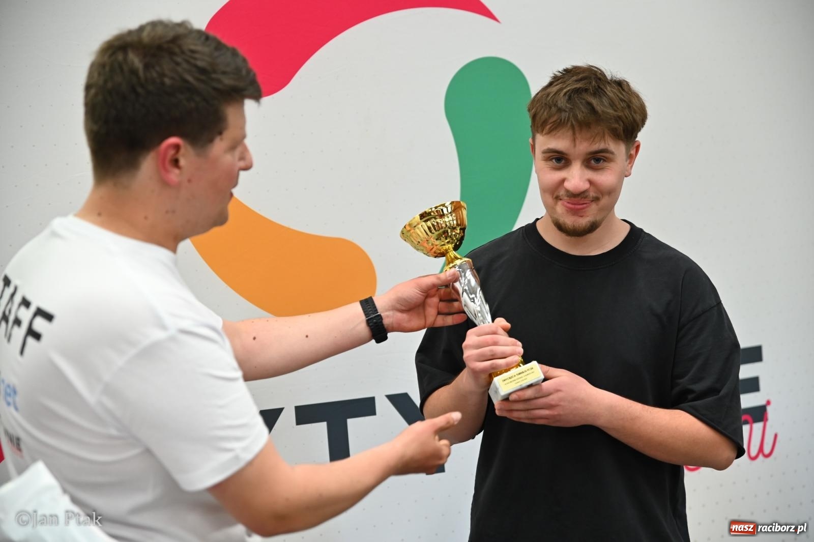 Zdjęcie w galerii na portalu naszraciborz.pl: Zamek Piastowski zamienił się w centrum gamingu. Kilkanaście tysięcy osób na VII Raciborskim Festiwalu Gamingowym wiadomości z regionu