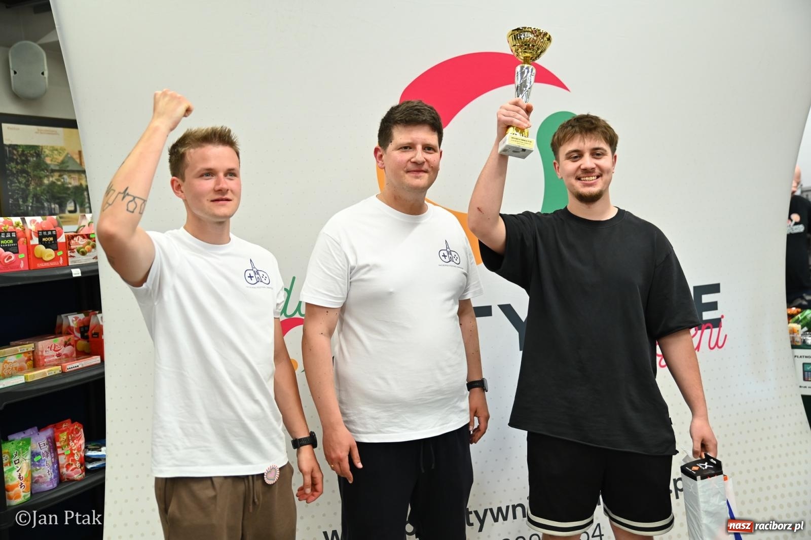 Zdjęcie w galerii na portalu naszraciborz.pl: Zamek Piastowski zamienił się w centrum gamingu. Kilkanaście tysięcy osób na VII Raciborskim Festiwalu Gamingowym wiadomości z regionu