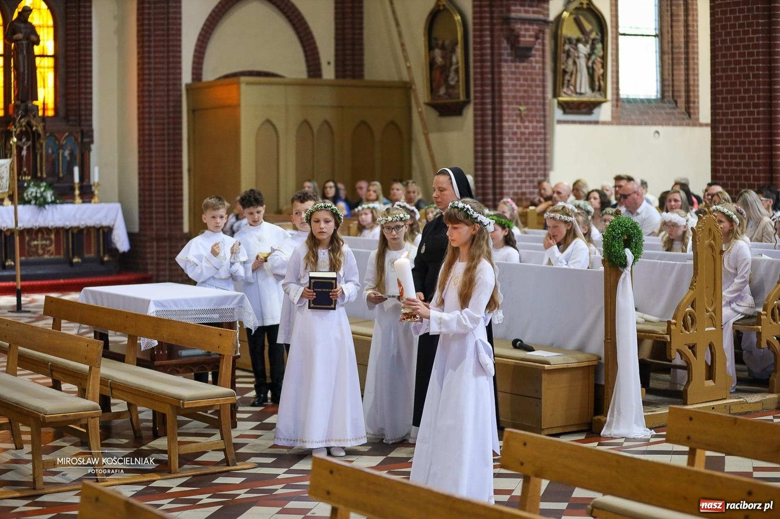 Zdjęcie w galerii na portalu naszraciborz.pl: Uroczystość I komunii świętej w parafii Stara Wieś wiadomości z regionu