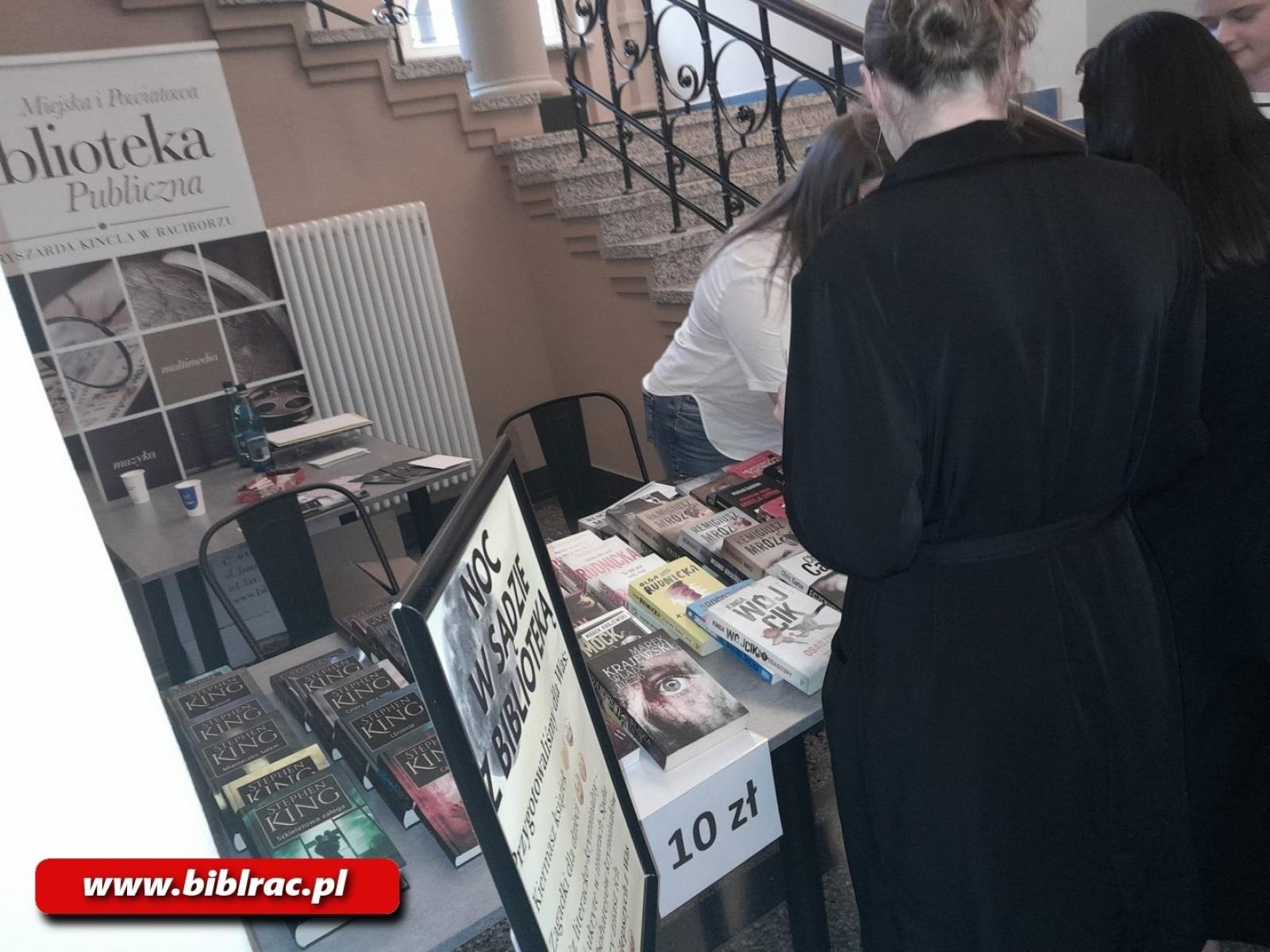 Zdjęcie w galerii na portalu naszraciborz.pl: Z książką w terenie, czyli biblioteka na miejskich wydarzeniach wiadomości z regionu