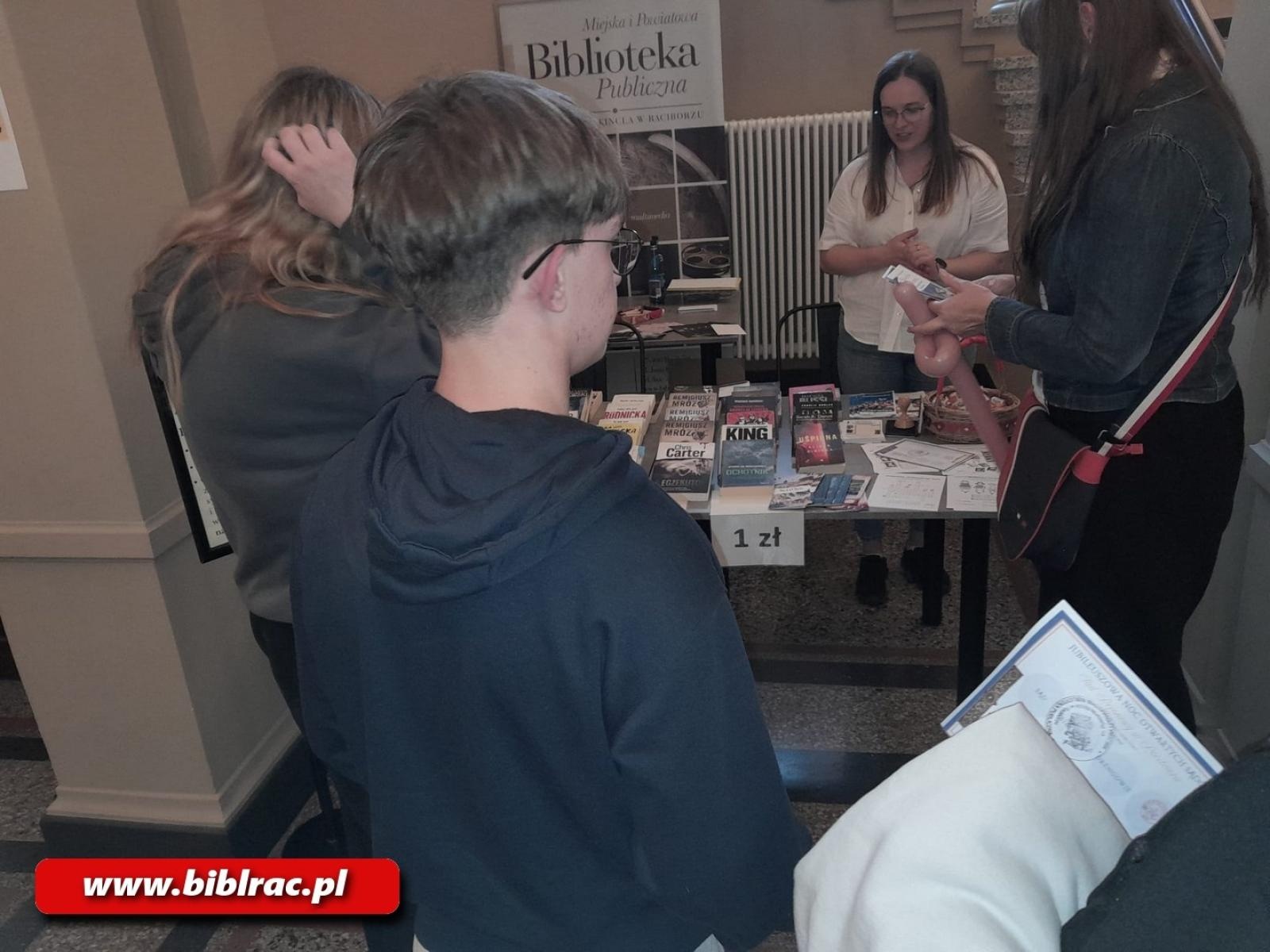 Zdjęcie w galerii na portalu naszraciborz.pl: Z książką w terenie, czyli biblioteka na miejskich wydarzeniach wiadomości z regionu