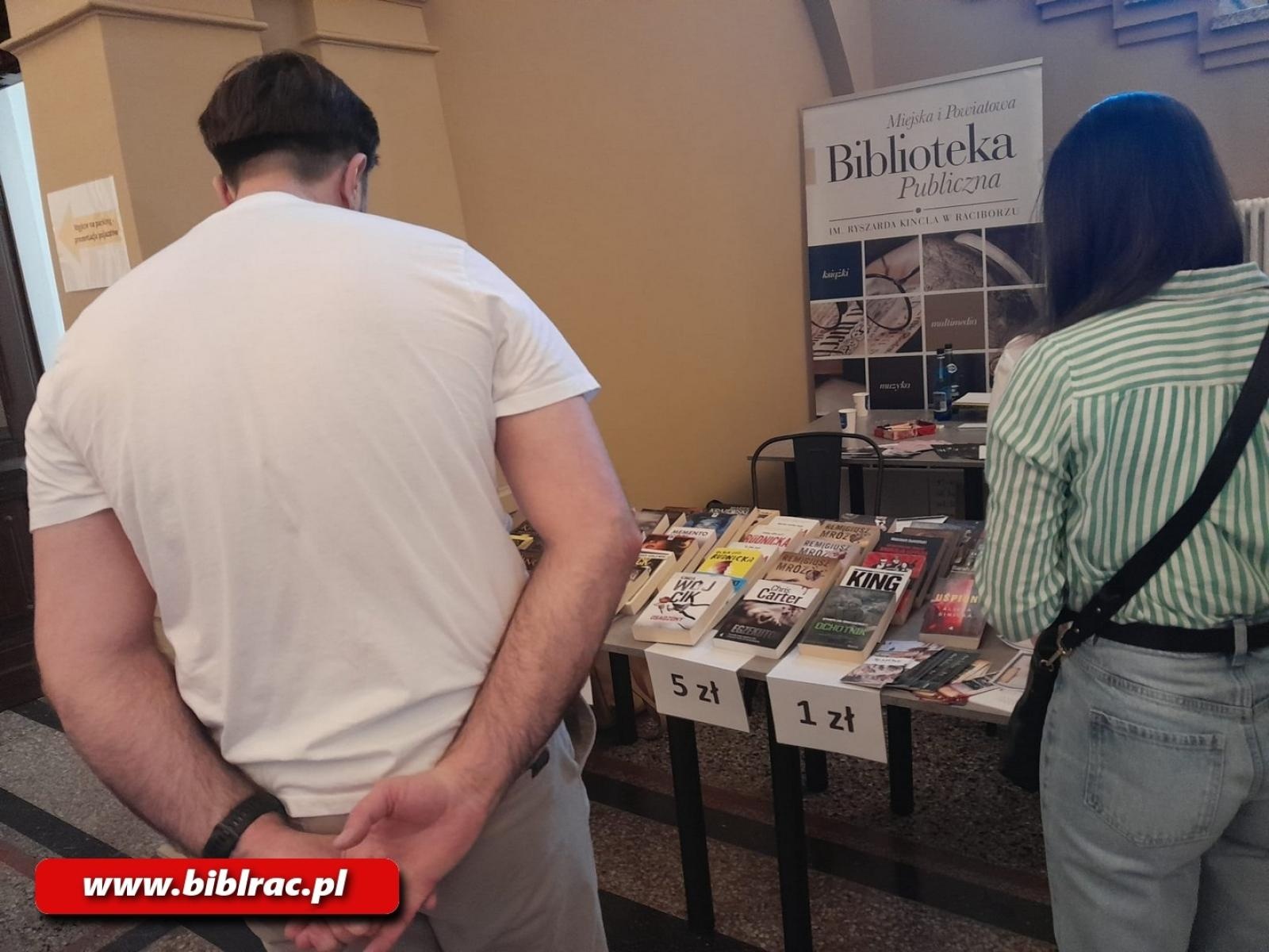 Zdjęcie w galerii na portalu naszraciborz.pl: Z książką w terenie, czyli biblioteka na miejskich wydarzeniach wiadomości z regionu