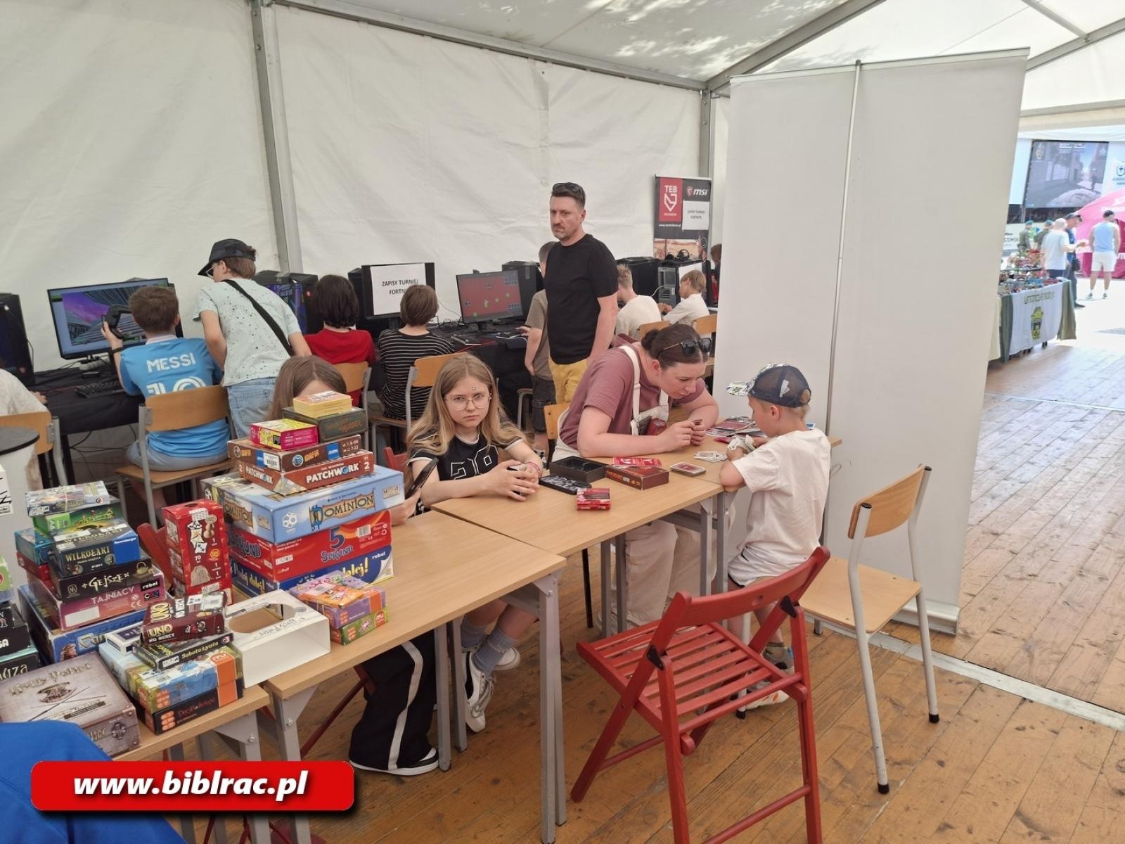 Zdjęcie w galerii na portalu naszraciborz.pl: Z książką w terenie, czyli biblioteka na miejskich wydarzeniach wiadomości z regionu