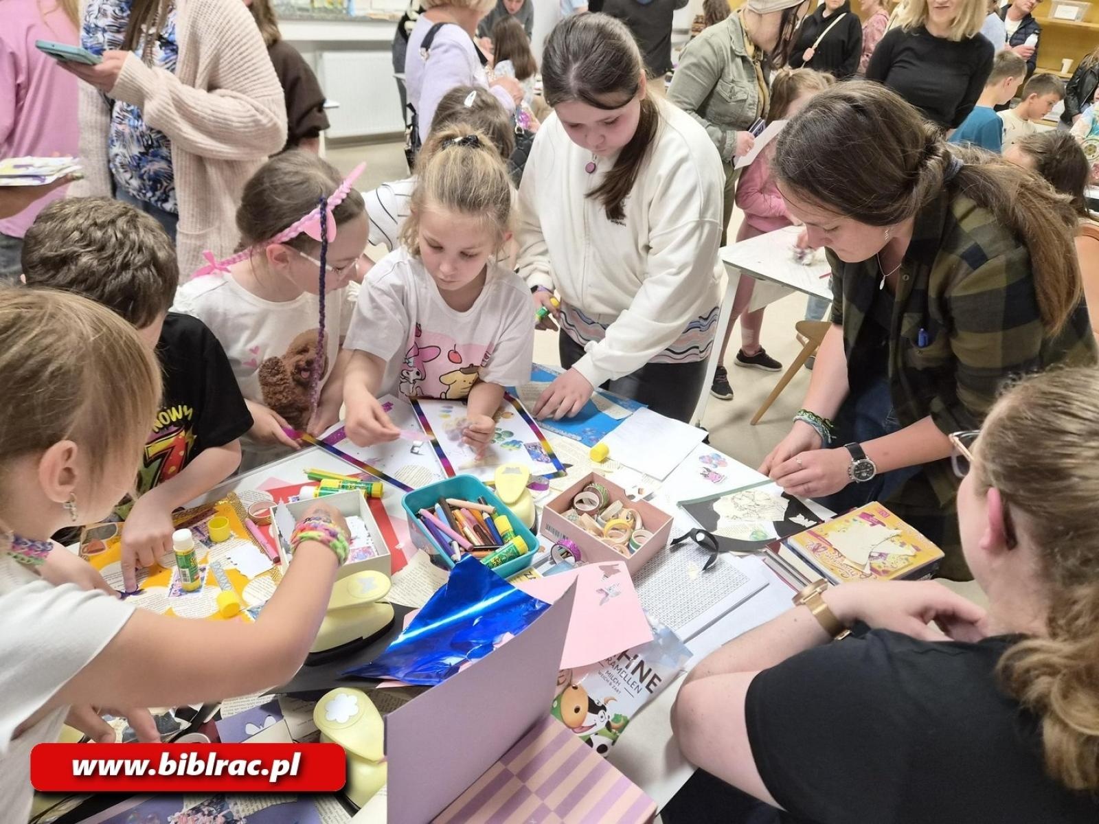 Zdjęcie w galerii na portalu naszraciborz.pl: Z książką w terenie, czyli biblioteka na miejskich wydarzeniach wiadomości z regionu