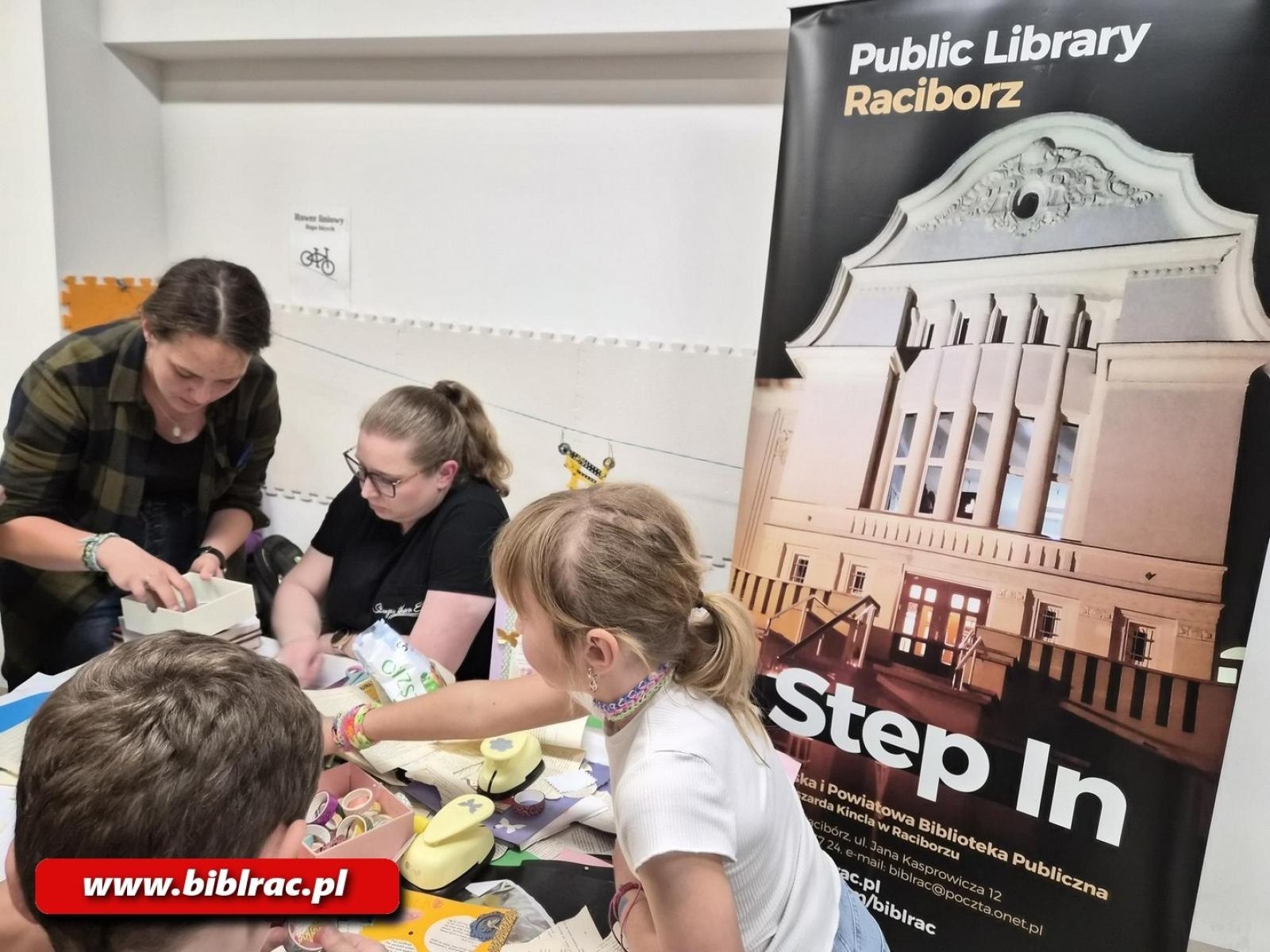 Zdjęcie w galerii na portalu naszraciborz.pl: Z książką w terenie, czyli biblioteka na miejskich wydarzeniach wiadomości z regionu