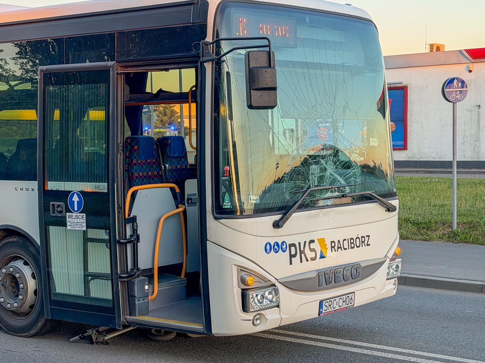 Zdjęcie w galerii na portalu naszraciborz.pl: Potrącenie kobiety na hulajnodze na Rybnickiej. Lądował śmigłowiec LPR [FOTO] wiadomości z regionu