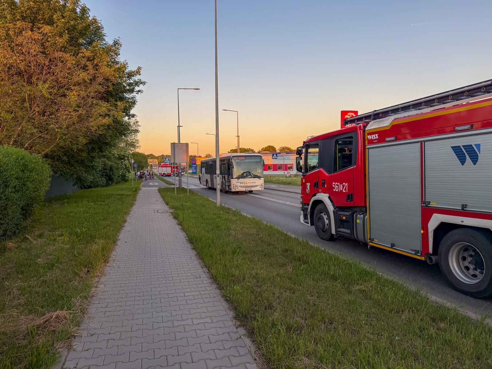 Zdjęcie w galerii na portalu naszraciborz.pl: Potrącenie kobiety na hulajnodze na Rybnickiej. Lądował śmigłowiec LPR [FOTO] wiadomości z regionu
