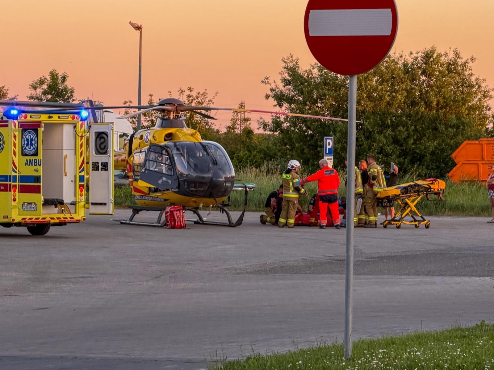 Zdjęcie w galerii na portalu naszraciborz.pl: Potrącenie kobiety na hulajnodze na Rybnickiej. Lądował śmigłowiec LPR [FOTO] wiadomości z regionu