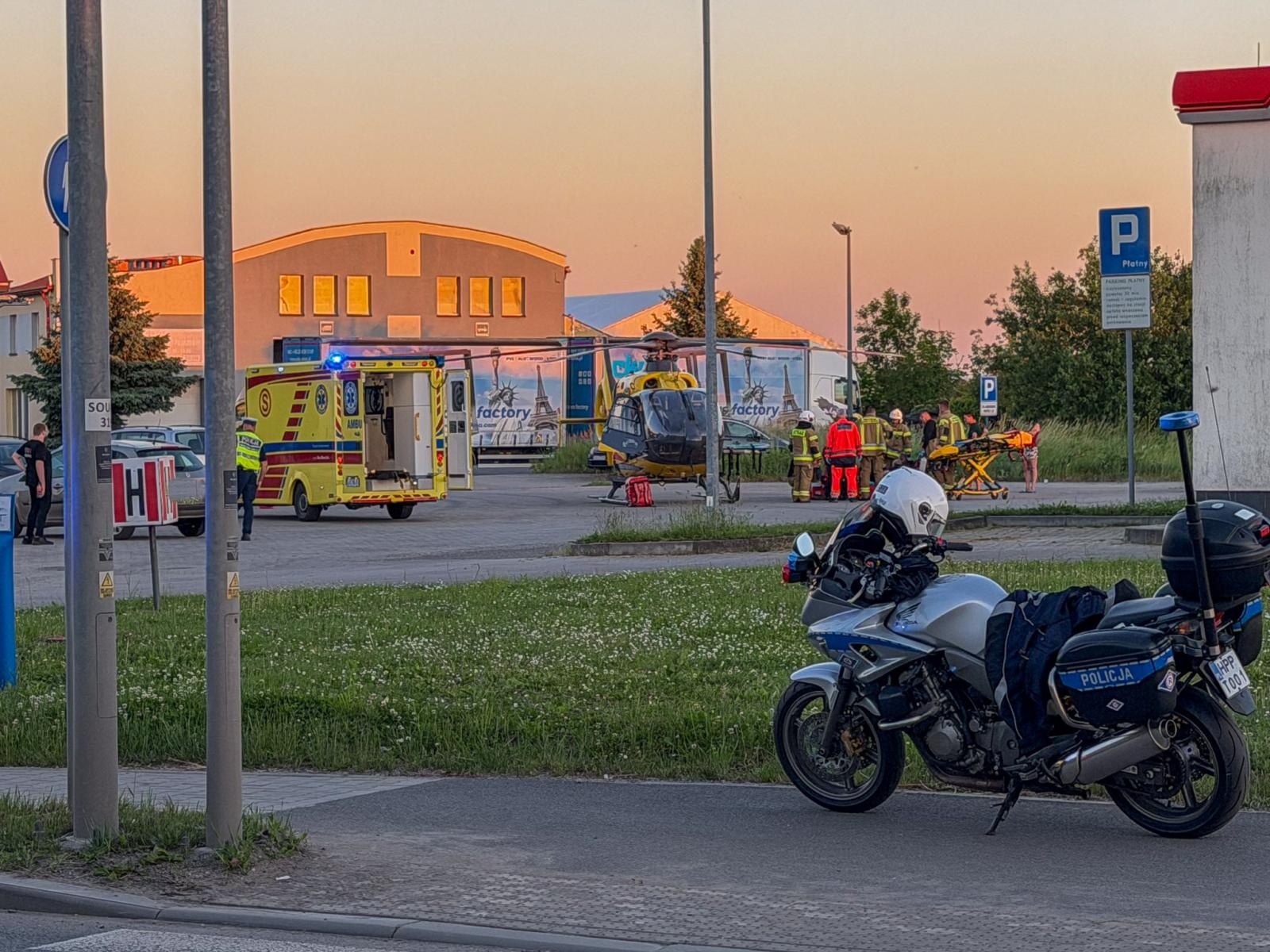 Zdjęcie w galerii na portalu naszraciborz.pl: Potrącenie kobiety na hulajnodze na Rybnickiej. Lądował śmigłowiec LPR [FOTO] wiadomości z regionu