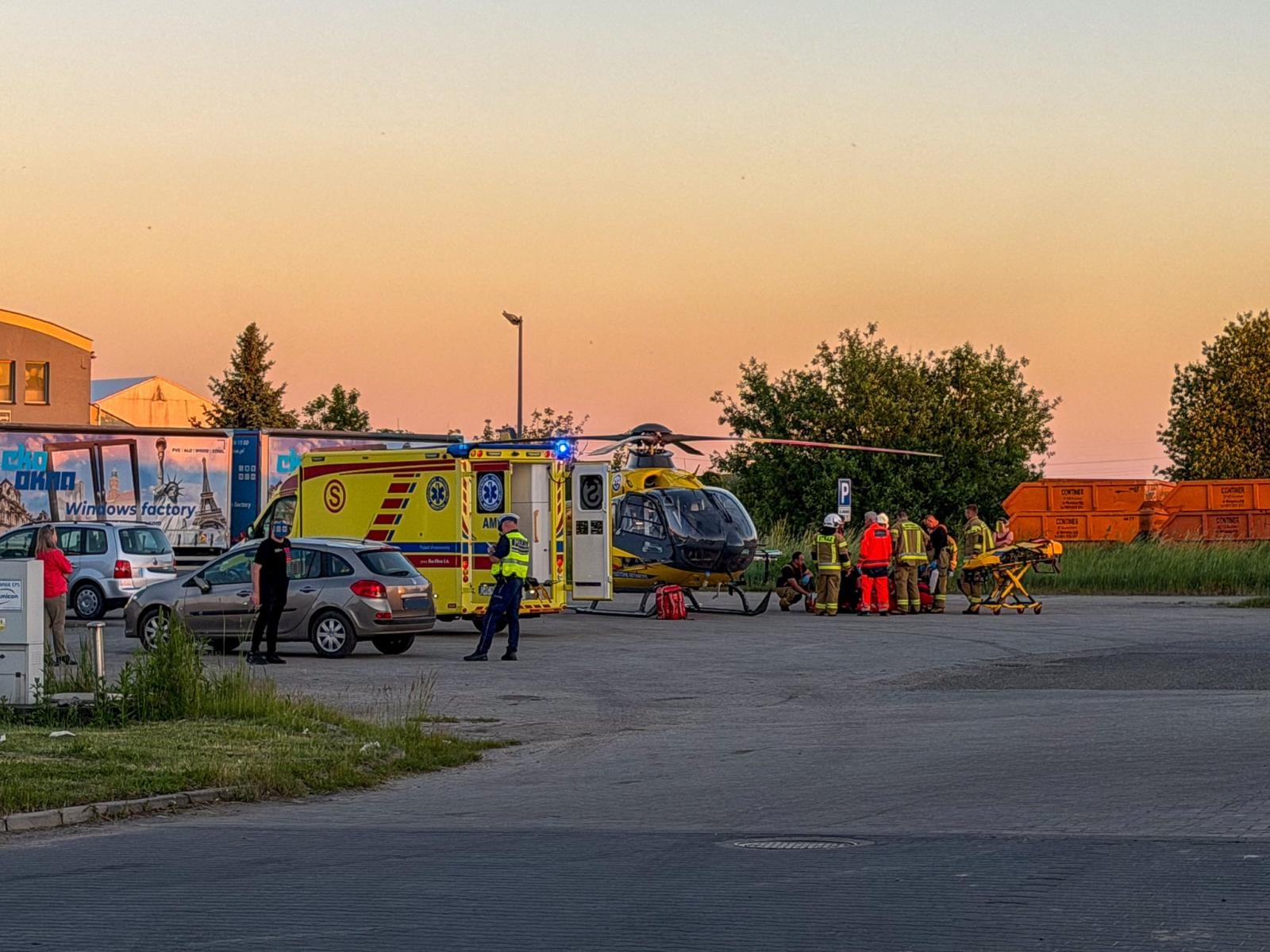 Zdjęcie w galerii na portalu naszraciborz.pl: Potrącenie kobiety na hulajnodze na Rybnickiej. Lądował śmigłowiec LPR [FOTO] wiadomości z regionu