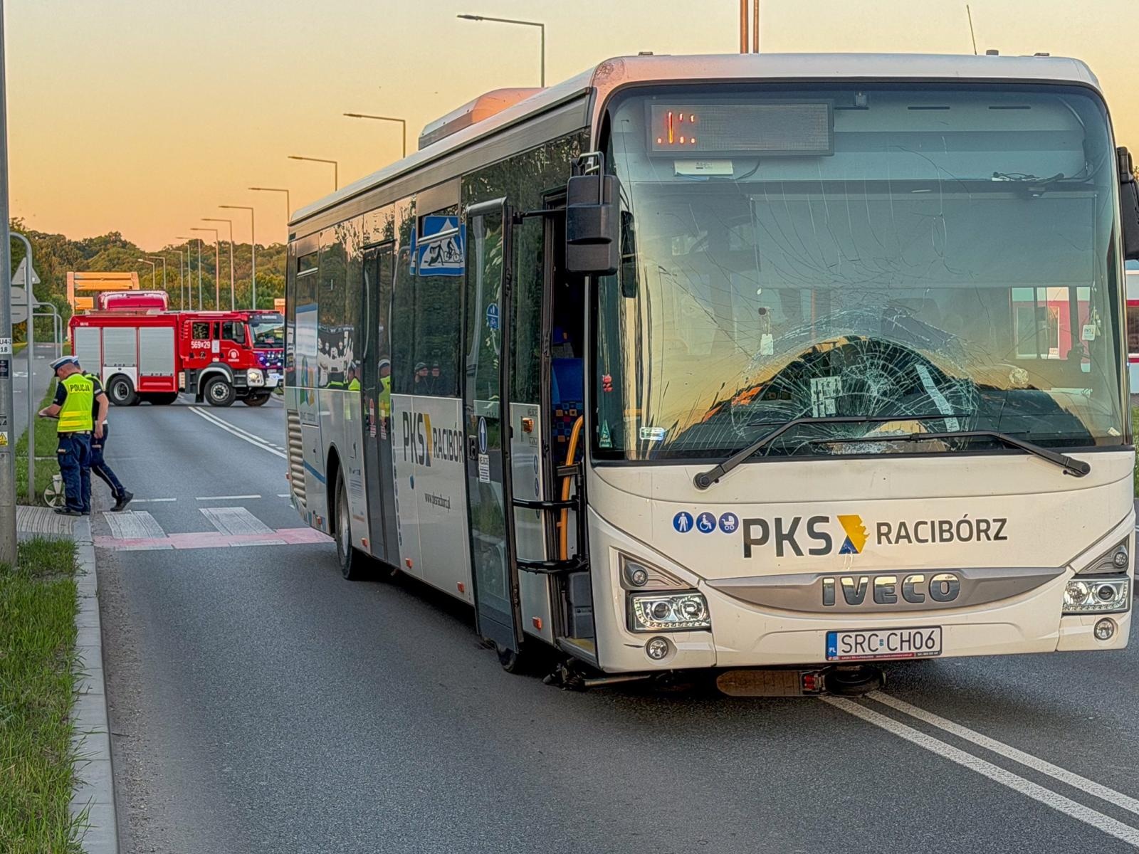 Zdjęcie w galerii na portalu naszraciborz.pl: Potrącenie kobiety na hulajnodze na Rybnickiej. Lądował śmigłowiec LPR [FOTO] wiadomości z regionu