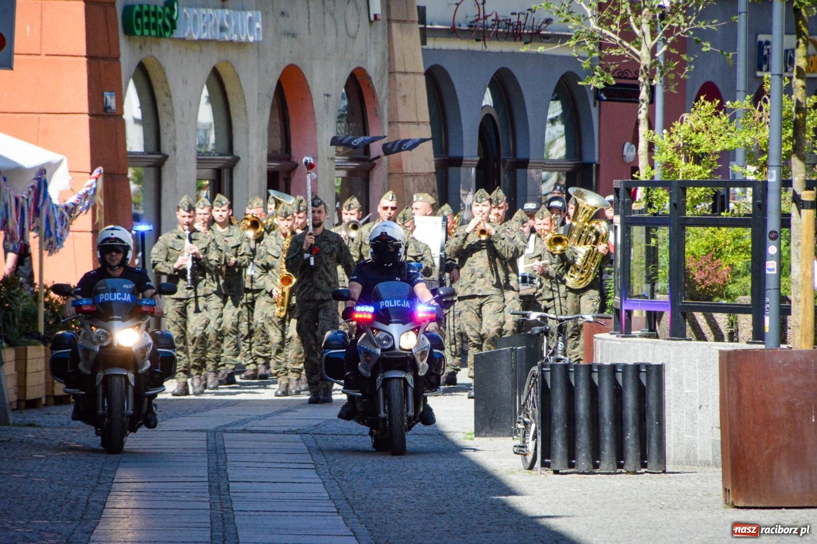 Zdjęcie w galerii na portalu naszraciborz.pl: Uroczyste ślubowanie klas mundurowych Zespołu Szkół Ekonomicznych na dziedzińcu zamku w Raciborzu wiadomości z regionu