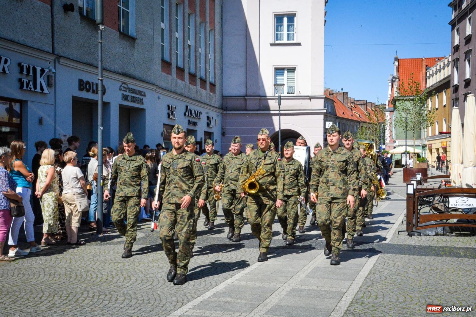 Zdjęcie w galerii na portalu naszraciborz.pl: Uroczyste ślubowanie klas mundurowych Zespołu Szkół Ekonomicznych na dziedzińcu zamku w Raciborzu wiadomości z regionu