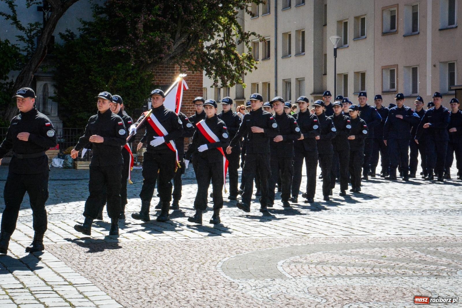 Zdjęcie w galerii na portalu naszraciborz.pl: Uroczyste ślubowanie klas mundurowych Zespołu Szkół Ekonomicznych na dziedzińcu zamku w Raciborzu wiadomości z regionu
