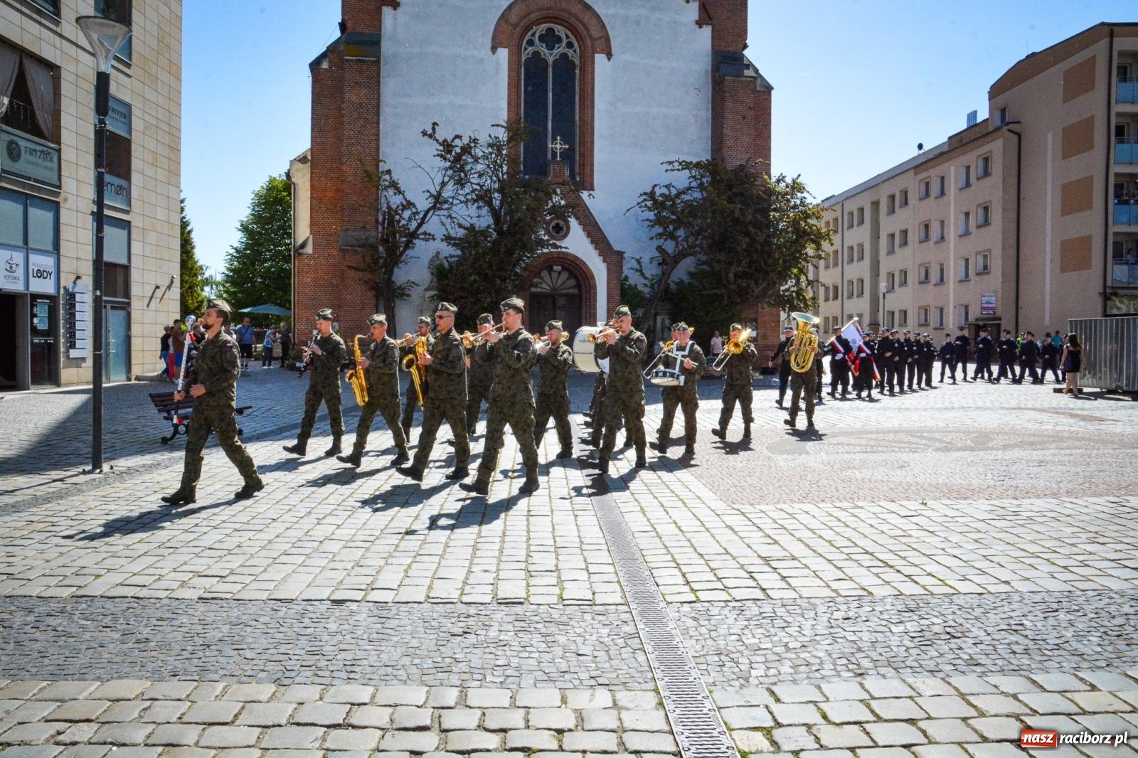 Zdjęcie w galerii na portalu naszraciborz.pl: Uroczyste ślubowanie klas mundurowych Zespołu Szkół Ekonomicznych na dziedzińcu zamku w Raciborzu wiadomości z regionu