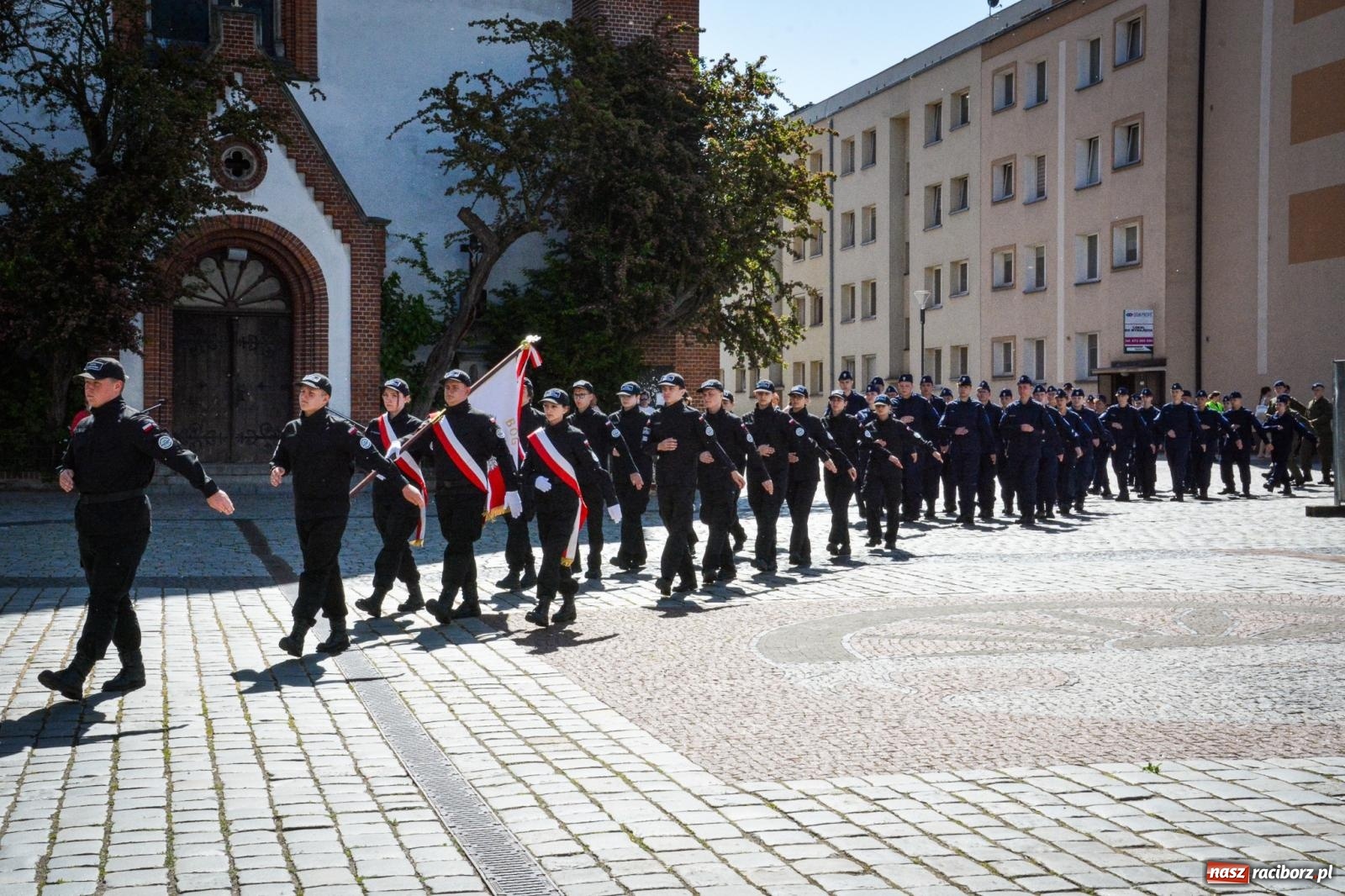 Zdjęcie w galerii na portalu naszraciborz.pl: Uroczyste ślubowanie klas mundurowych Zespołu Szkół Ekonomicznych na dziedzińcu zamku w Raciborzu wiadomości z regionu