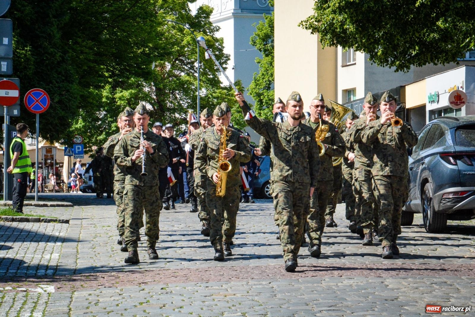 Zdjęcie w galerii na portalu naszraciborz.pl: Uroczyste ślubowanie klas mundurowych Zespołu Szkół Ekonomicznych na dziedzińcu zamku w Raciborzu wiadomości z regionu