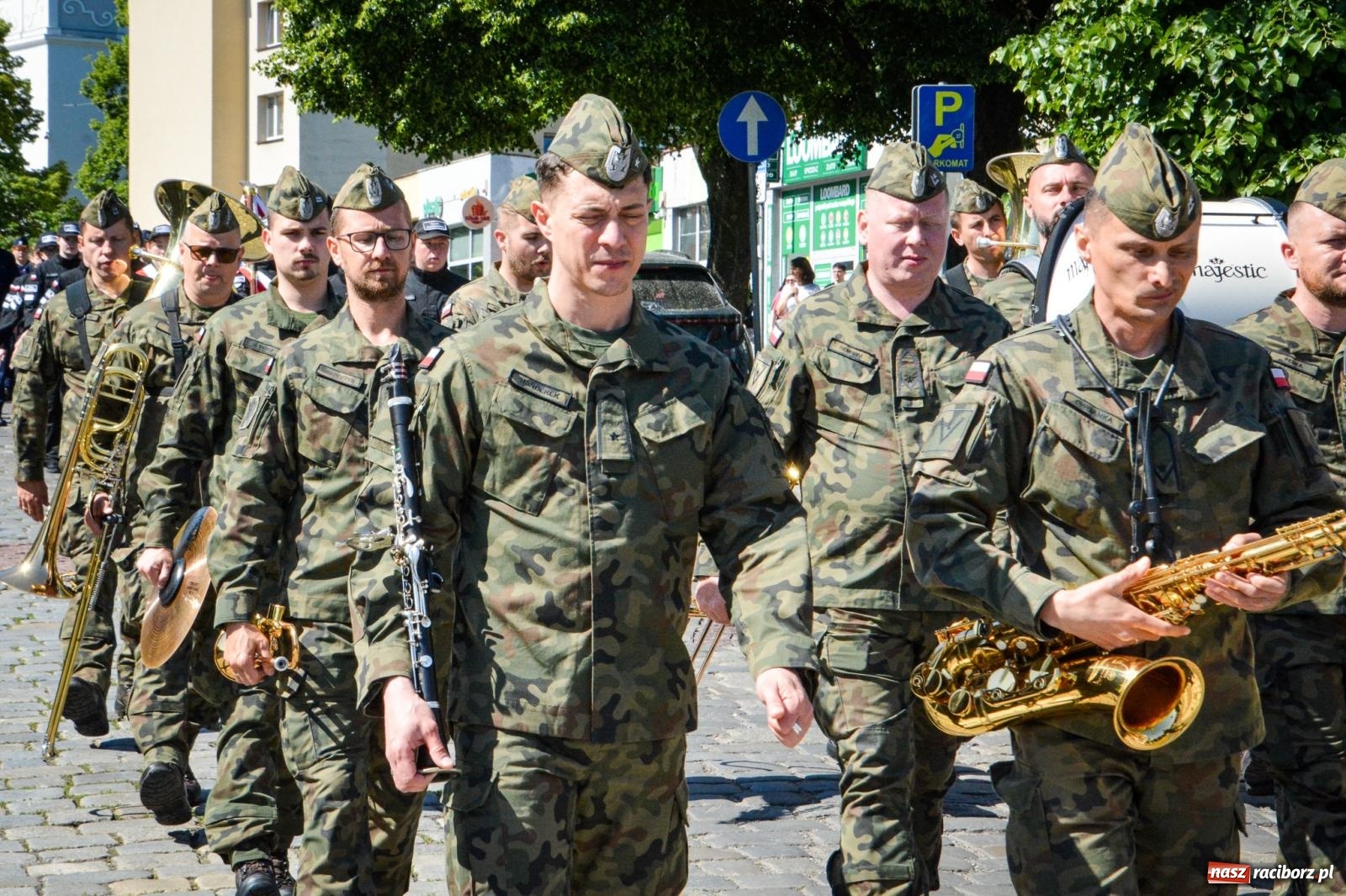 Zdjęcie w galerii na portalu naszraciborz.pl: Uroczyste ślubowanie klas mundurowych Zespołu Szkół Ekonomicznych na dziedzińcu zamku w Raciborzu wiadomości z regionu