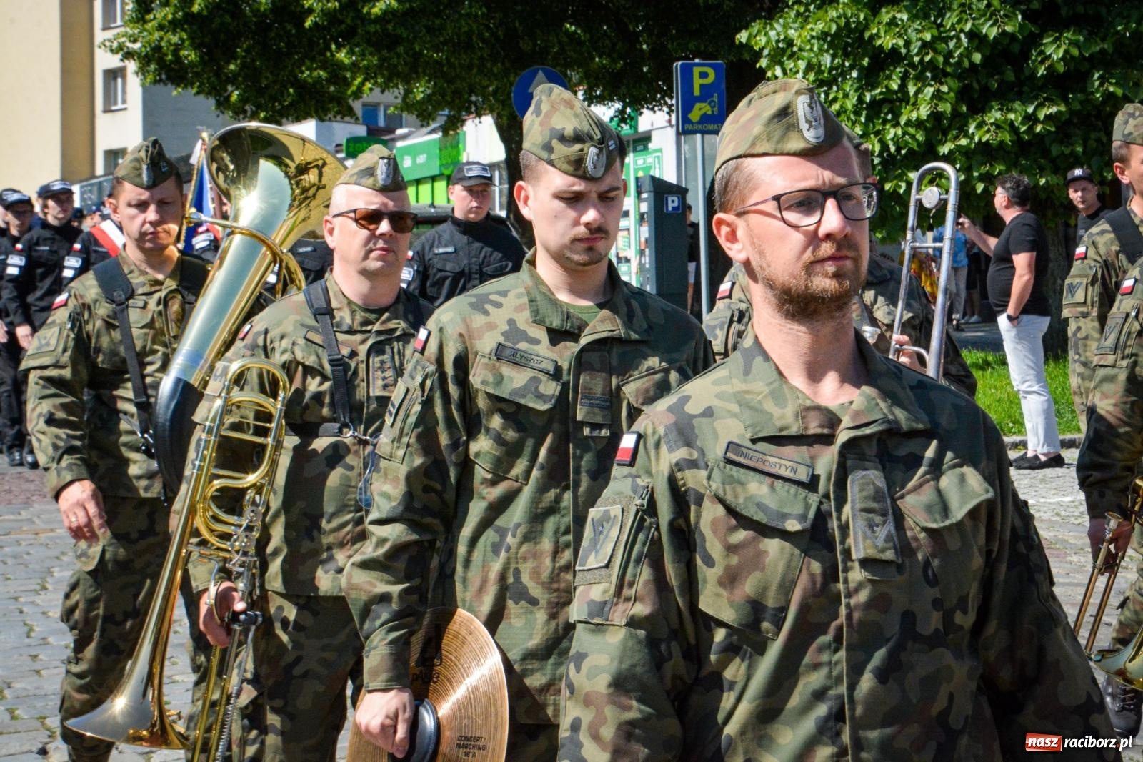 Zdjęcie w galerii na portalu naszraciborz.pl: Uroczyste ślubowanie klas mundurowych Zespołu Szkół Ekonomicznych na dziedzińcu zamku w Raciborzu wiadomości z regionu